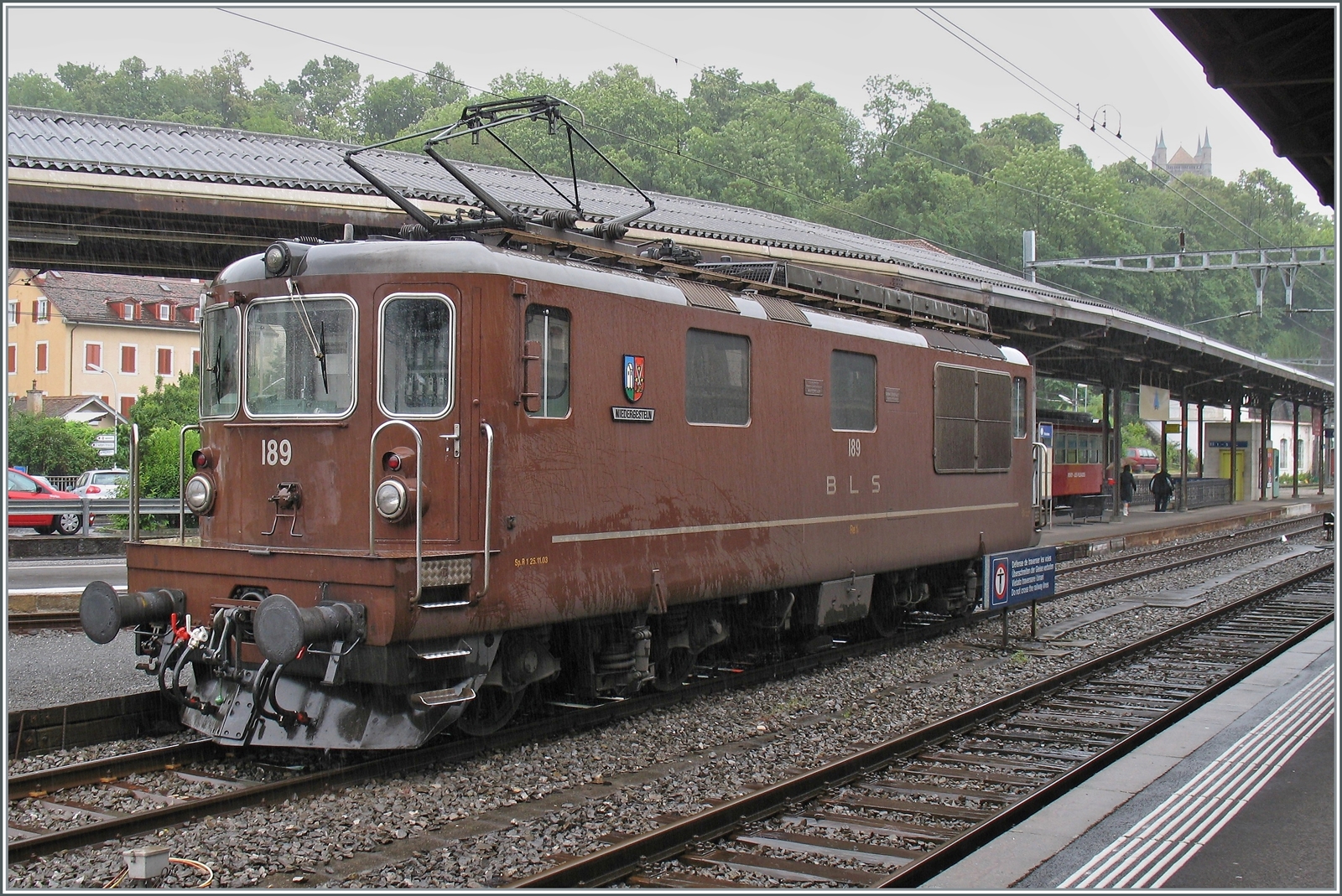 BLS Re 4/4 181 - 189 ab 1974; die BLS Re 4/4 189  Niedergesteln  wartet in Vevey auf die Weiterfahrt. 

2. Juli 2007