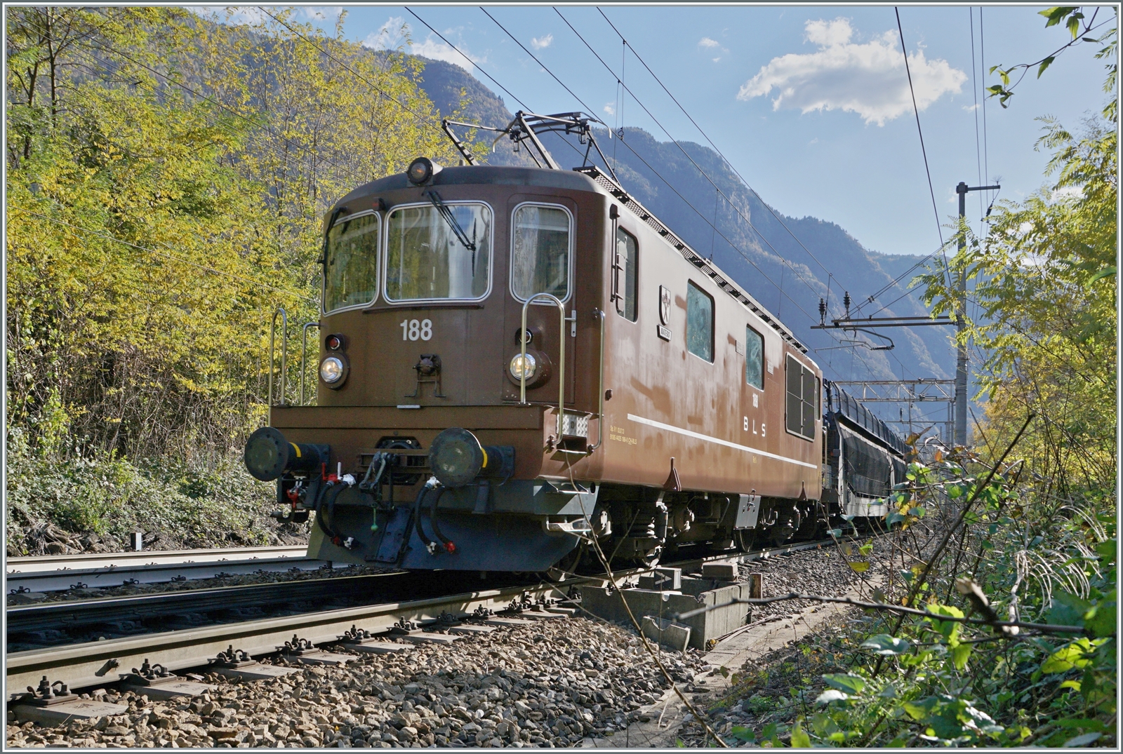 BLS Re 4/4 181 - 189 ab 1974; die BLS Re 4/4 188  Naters  ist bei Varzo (It) mit einem Güterzug auf dem Weg nach Norden. 

27. Okt. 2017