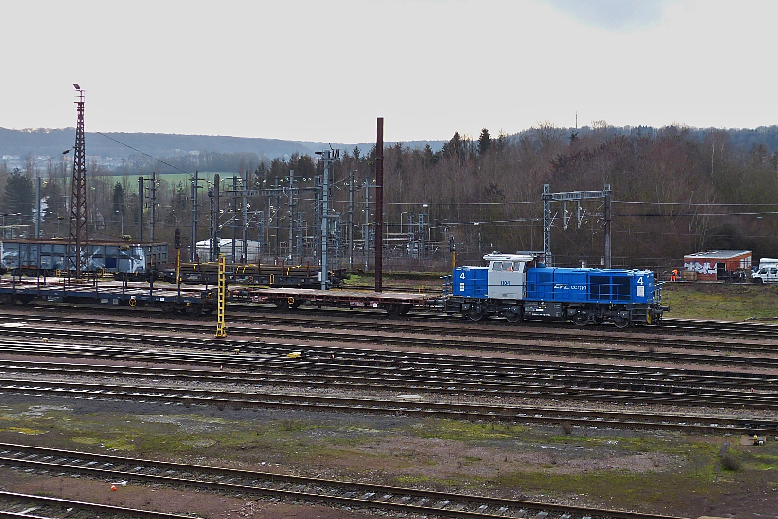 CFL 1104 fhrt mit einem leeren Gterzug durch die Abstellung bei Arcelor Mittal in Esch Belval. Das Bild wurde von dem neuen Vloduckt von Belval nach Esch-Alzette aufgenommen. 01.2023
