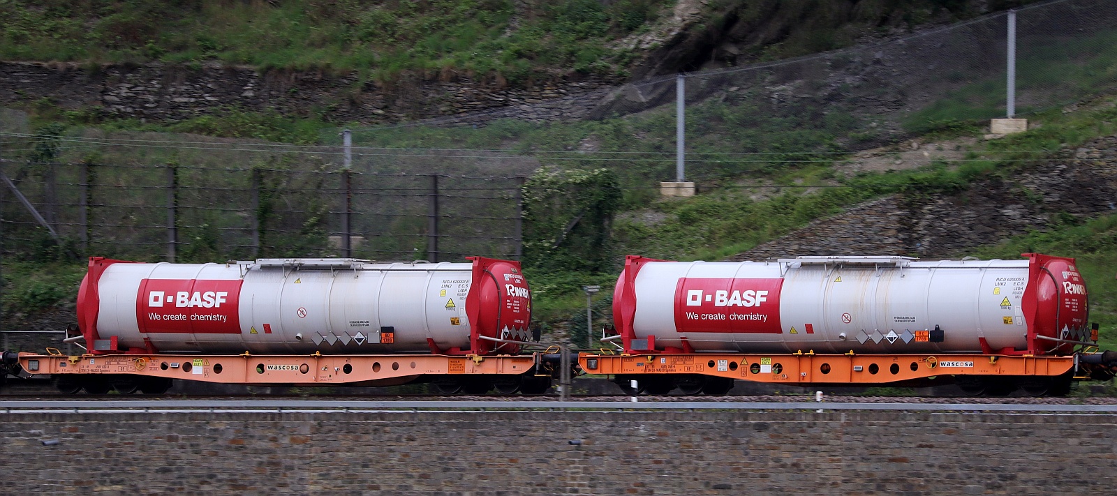 CH-WASCO 33 85 4505 022-5 Gattung Sgmmns und 33 85 4505 248-6 Gattung Sgmmns beladen mit BASF Tanktainer 80/1789 Hydrochloric Acid. Kestert 09.08.2025