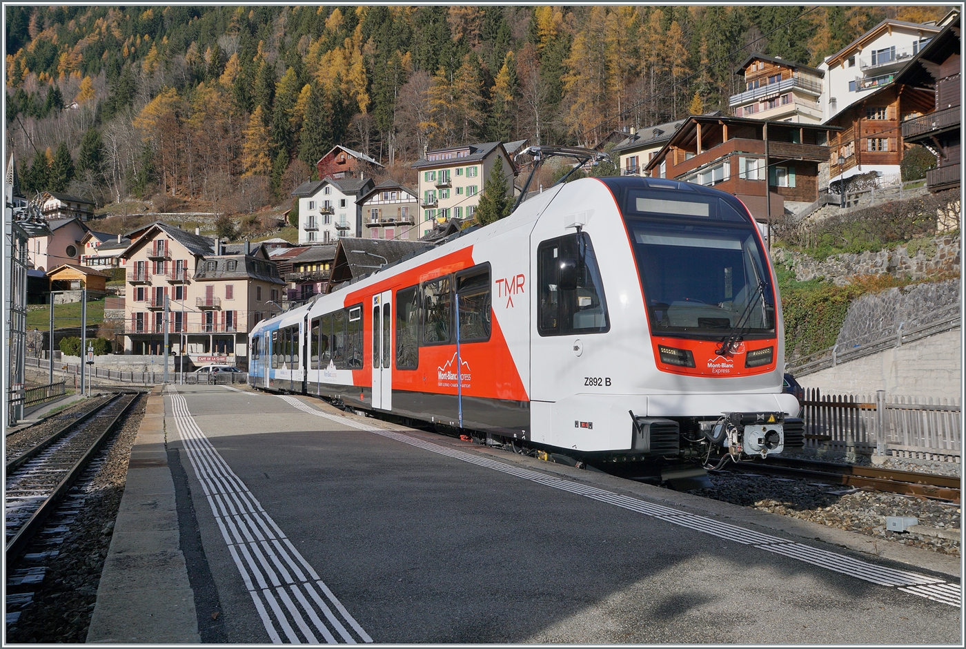 Da der neuen TMR /SNCF Beh 4/8 92 / 983 (UIC 90 85 838 0892-2) in Finhaut sich noch ein paar Minuten Zeit lies bevor er nach Salvan abfuhr, konnte ich den im Sonnenlicht stehenden Triebzug aus verschiedenen Perspektiven fotografieren, soweit dies der Zugang zuliess. 

19. November 2025 