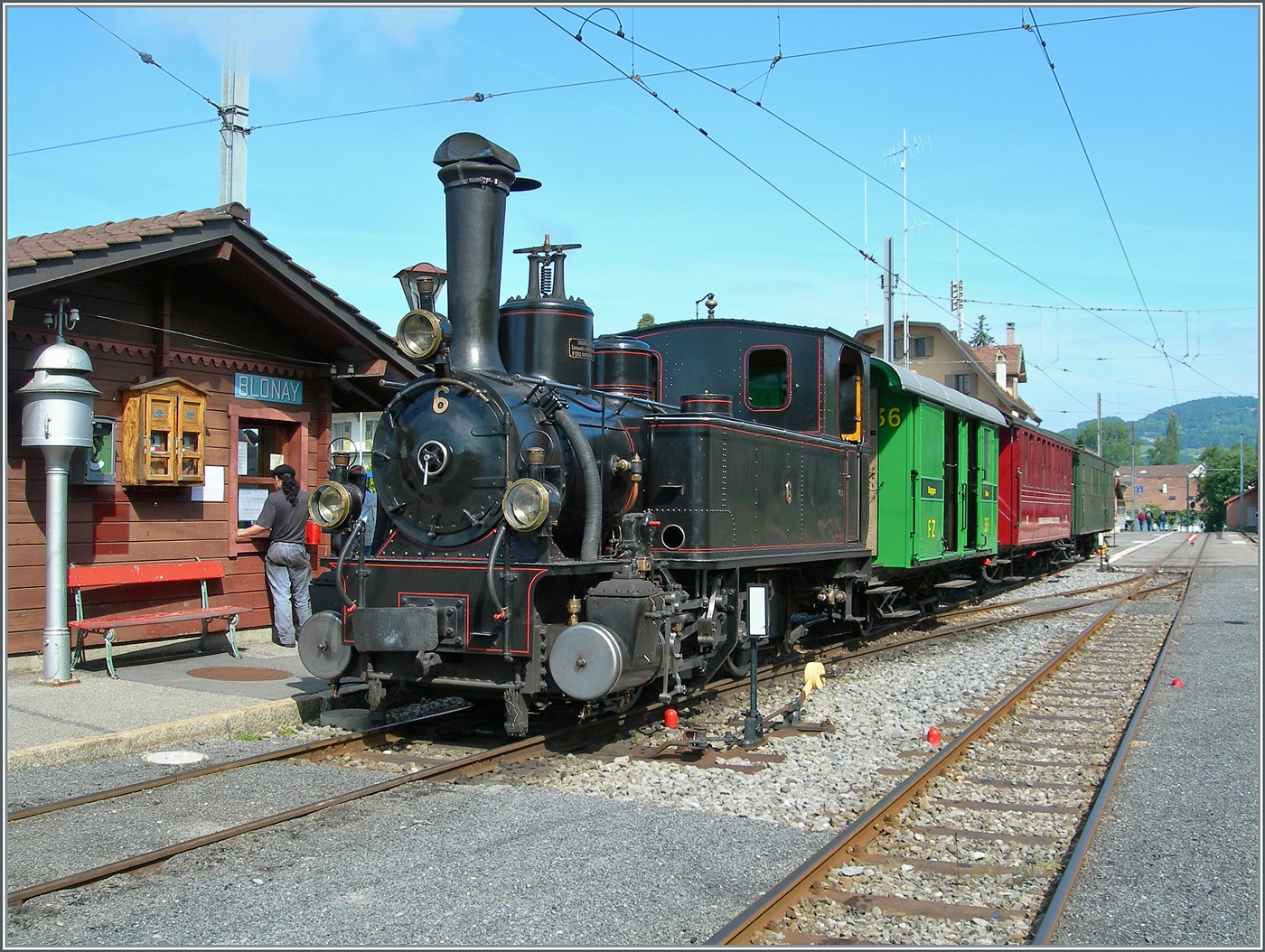 Dampffestival 2006 der Blonay-Chamby Bahn: ein herrlich bunter Dampfzug mit der G 3/3 N° 6 an der Spitze wartet in Blonay auf die Abfahrt.

4. Juni 2006