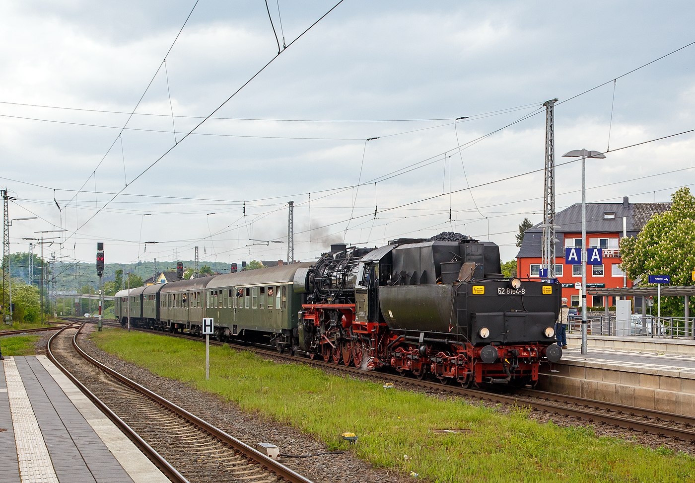 Dampfspektakel 2018 - Die 52 8154-8 vom EMBB - Eisenbahnmuseum Bayerischer Bahnhof e.V. (Leipzig), ex DR 052 154-2, erreicht (leider) Tender voraus am 29.04.2018, mit dem Personenzug nach Koblenz, Wittlich Hbf. 

Die Güterzuglok 52 8154 wurde 1943 als Kriegslok 52 4896 von der Maschinenbau und Bahnbedarf Aktiengesellschaft in Babelsberg unter der Fabriknummer 13966 gebaut, von 1949 bis 1965 fuhr sie als DR 52 6896 und wurde 1965 im Raw Stendal zur Reko-Lokomotiven DR 52 8154 umgebaut. Im Jahr 1992 wurde sie als 052 154-2 von der DR ausgemustert und kam zur EMBB. Eingesetzt wurde sie im schweren Güterzug- und Personenzugdienst.