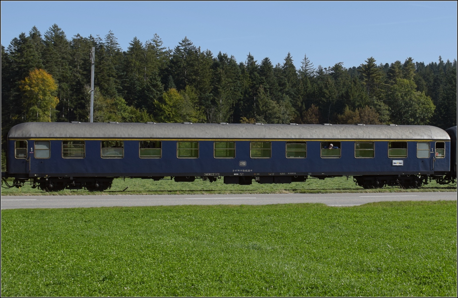 Dampftage Huttwil mit frisch genesenem Bubikopf. 

Der erstklassige Am-Schnellzugwagen der DB hört auf D-GIE 56 80 10-40 121-0. Er dürfte inzwischen wohl auch der Eurovapor gehören. Herrengraben, Oktober 2023