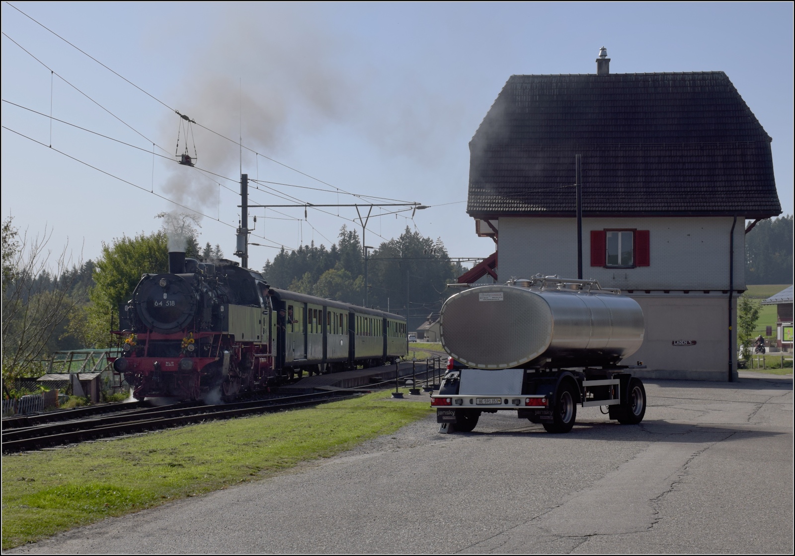 Dampftage Huttwil mit frisch genesenem Bubikopf. 

64 518 nach Halt an der  Milchkanne  und nun bei der Ausfahrt aus dem Bahnhof Husernmoos. Oktober 2023.