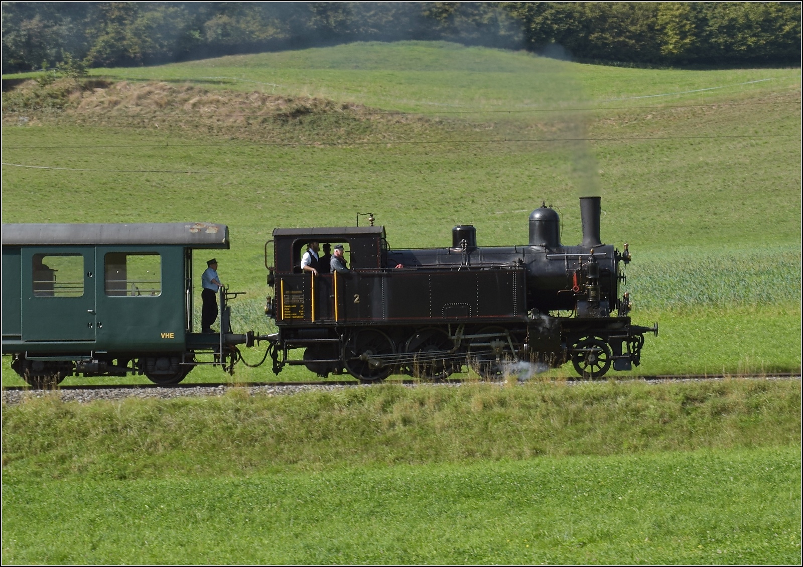 Dampftage Huttwil.

Ed 3/4 2 der Solothurn-Münster-Bahn auf dem Weg nach Huttwil. Oder die tollkühnen Männer mit ihren rauchenden Kesseln. Von hier aus einen Dank an die vielen Helfer rund um den Betrieb einer Museumsbahn. Wydithub, Oktober 2023.