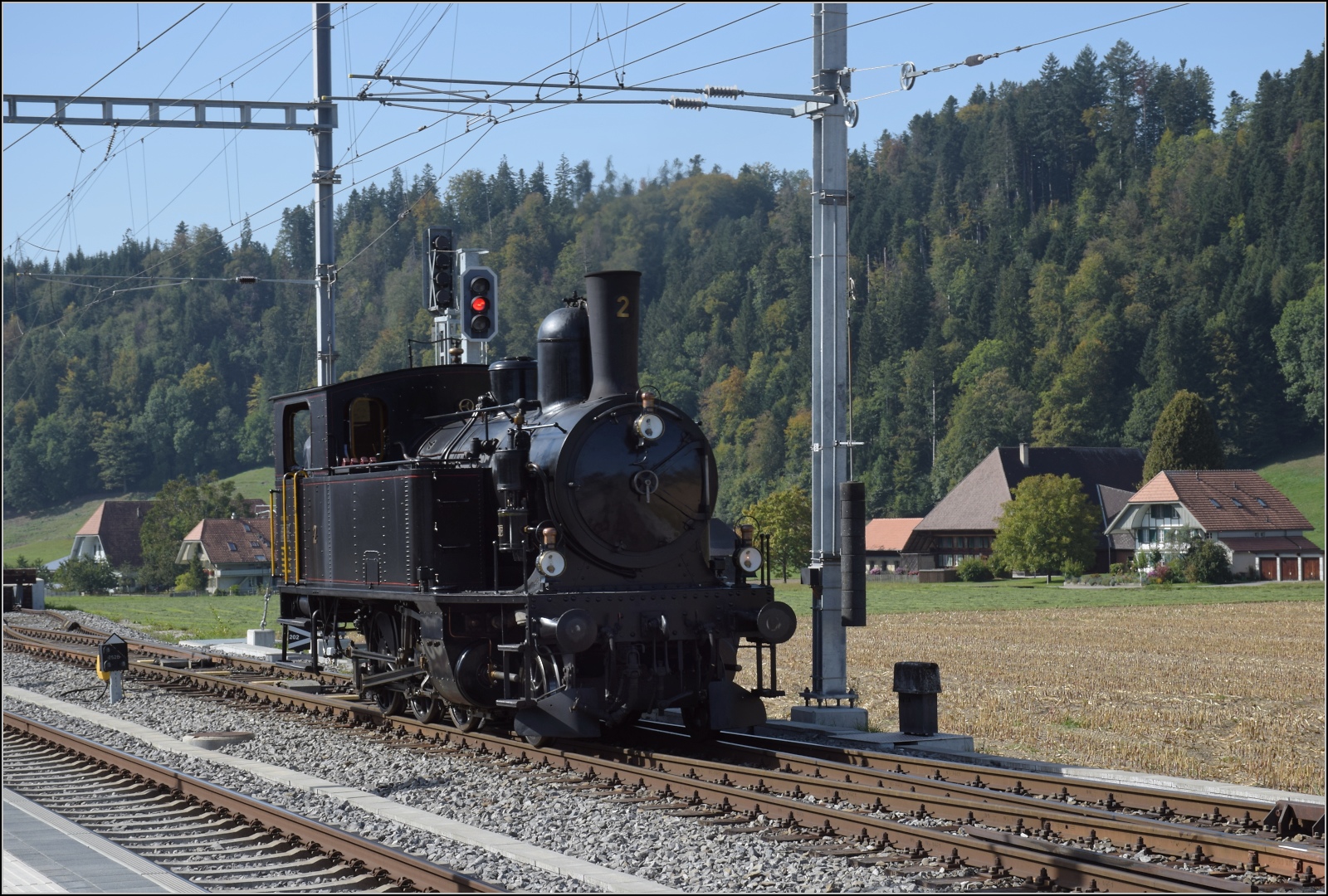 Dampftage Huttwil.

Ed 3/4 2 der Solothurn-Münster-Bahn rangiert im Bahnhof Sumiswald-Grünen. Oktober 2023.