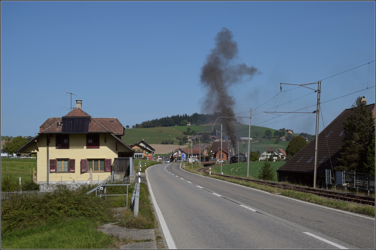 Dampftage Huttwil.

Ed 3/4 2 der Solothurn-Münster-Bahn auf dem Weg nach Sumiswald-Grünen. Vorder Gasse, Oktober 2023.