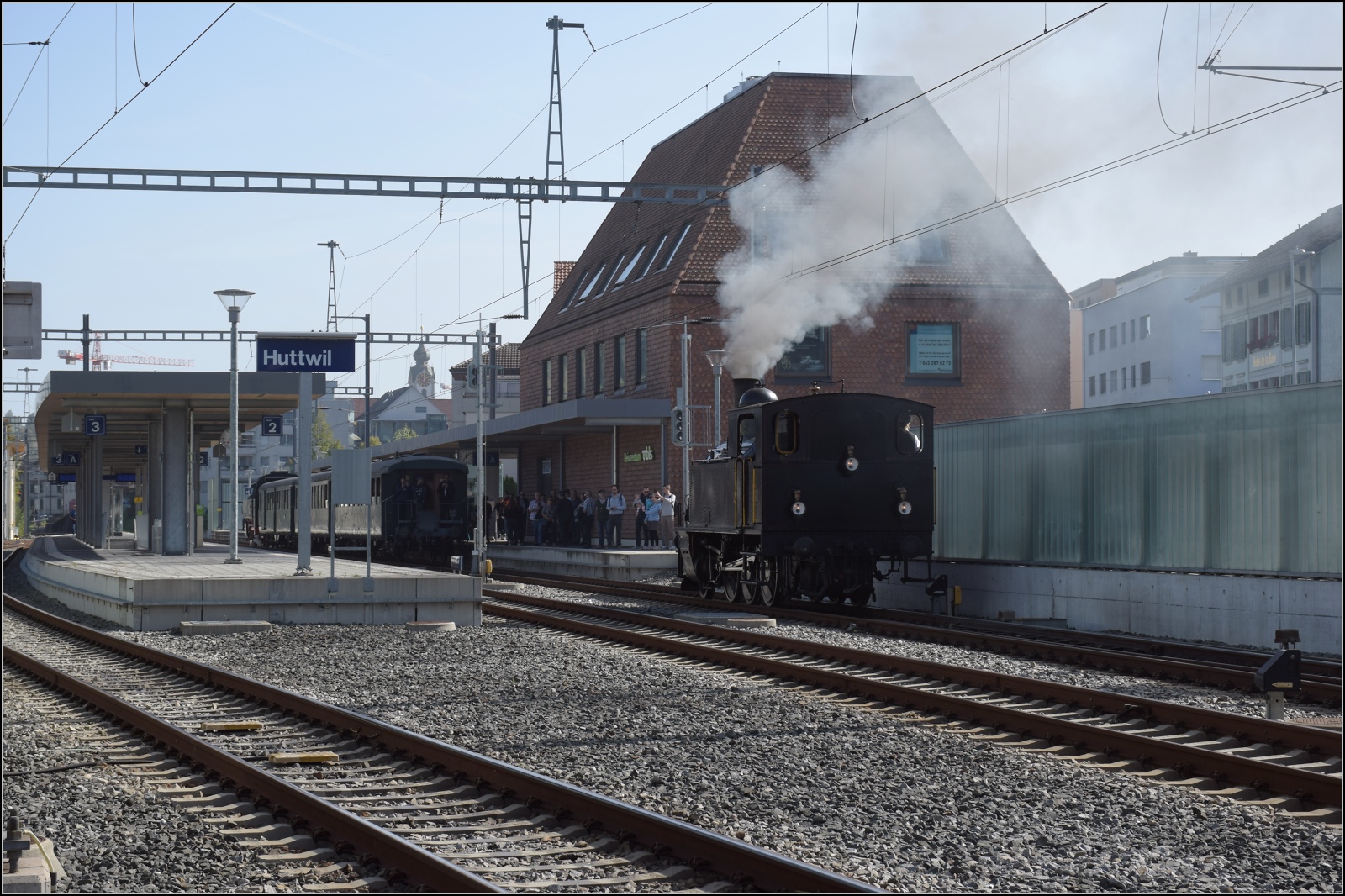 Dampftage Huttwil.

Ed 3/4 2 der Solothurn-Mnster-Bahn rangiert vor den Zug, den kurz zuvor 64 318 brachte. Huttwil, Oktober 2023.