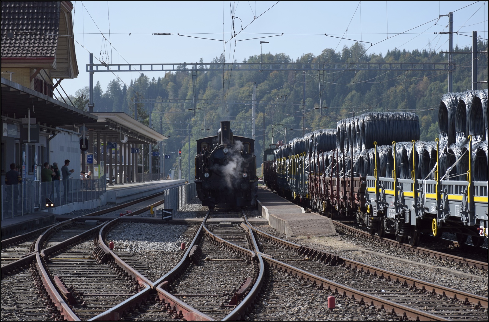 Dampftage Huttwil.

Warten auf die Abfahrt. Ed 3/4 2 der Solothurn-Münster-Bahn im Bahnhof Sumiswald-Grünen. Oktober 2023.