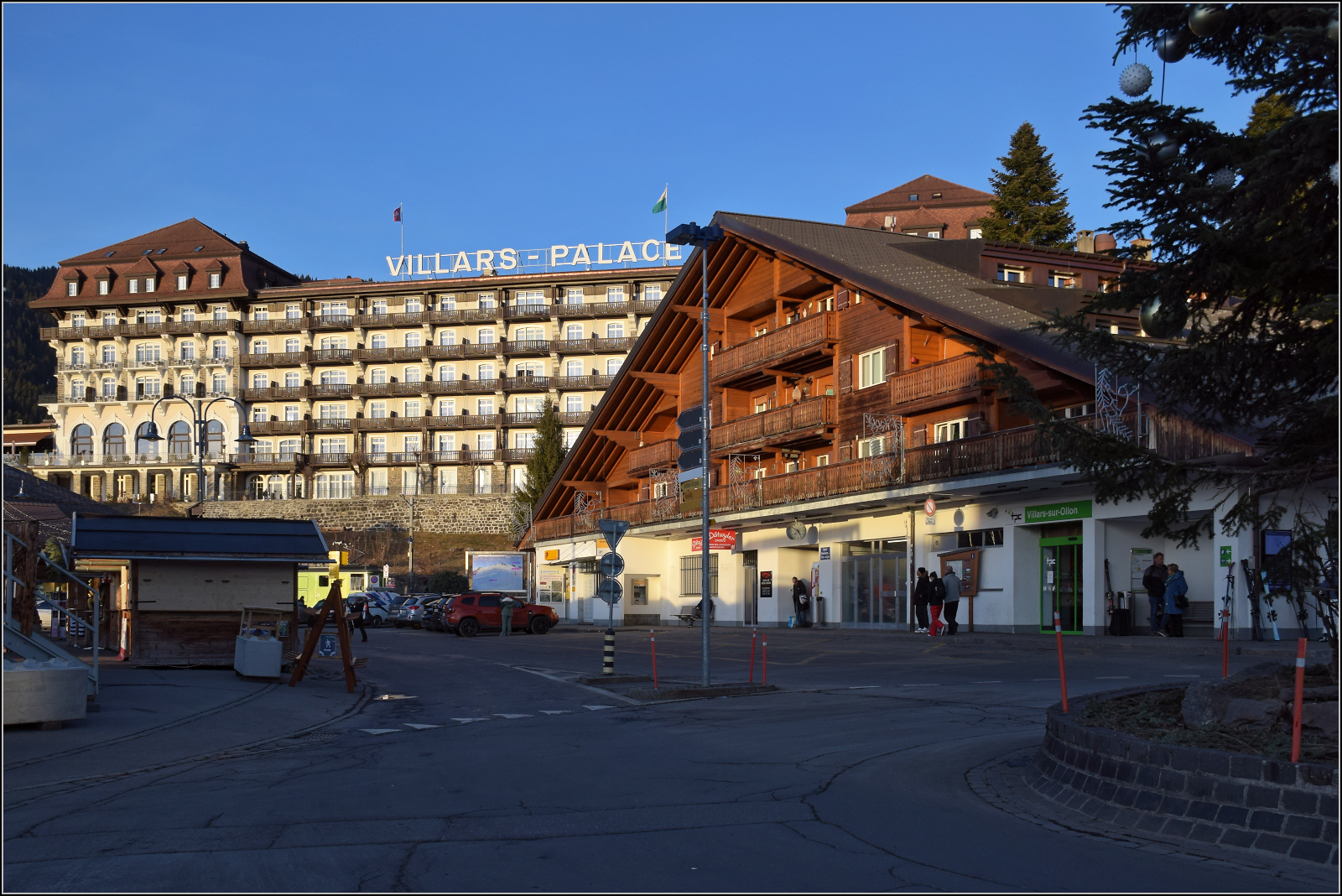 Das äusserst repränsentative Empfangsgebäude von Villar-sur-Ollon braucht sich nicht einmal vor dem Palace Hotel zu verstecken. Januar 2026.