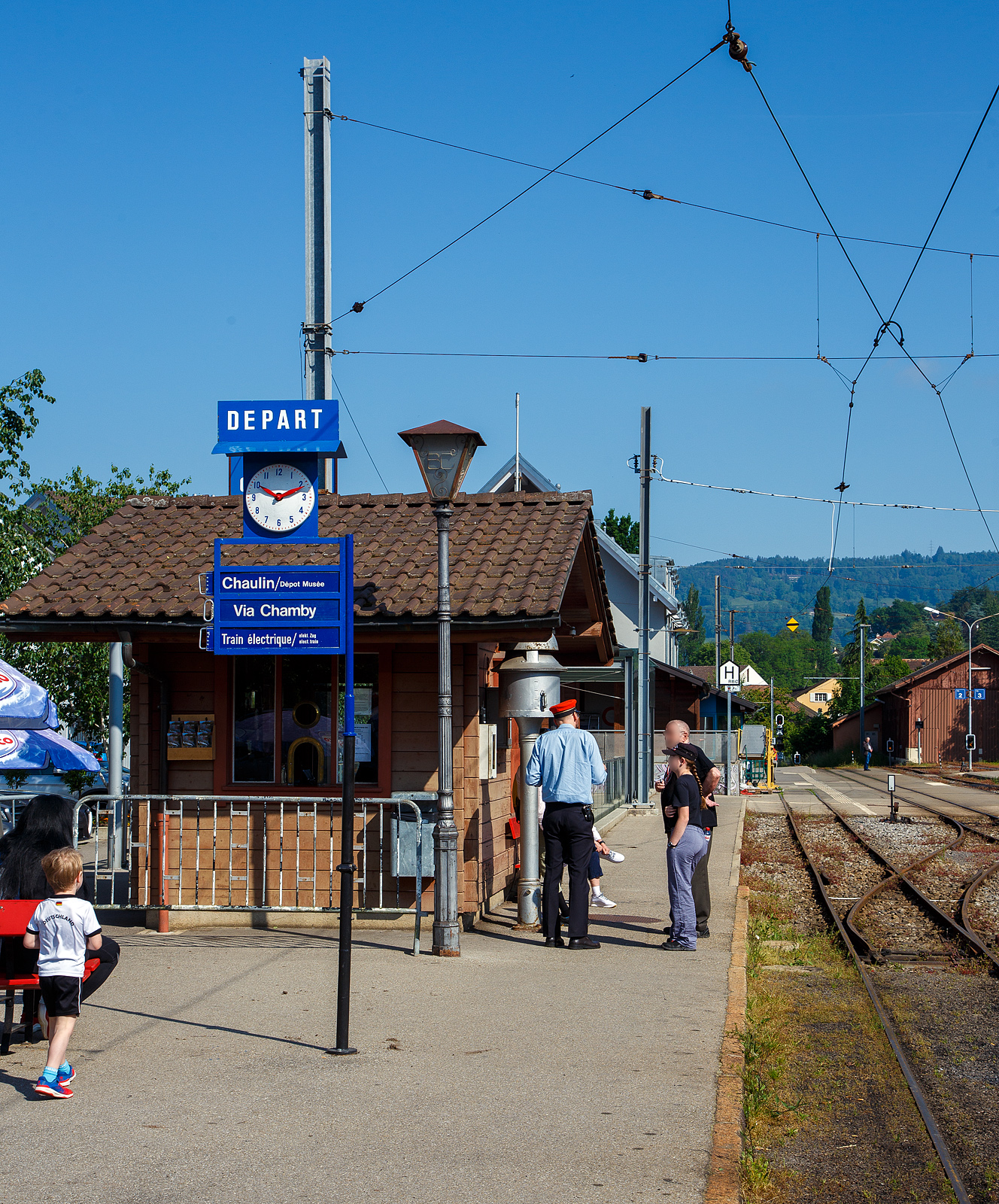 Das Bahnhofgebäude und Ticketschalter der Museumsbahn Blonay–Chamby im Bahnhof Blonay (hier am 27.05.2023). Hier ist der Ausgangspunkt der Strecke 115 Blonay–Chamby.