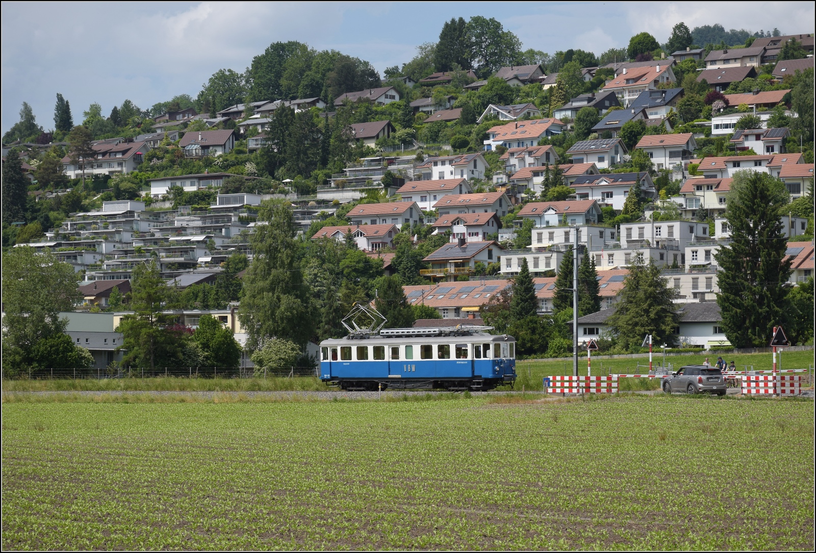 Das Blaue Bähnli VBW BDe 4/4 36 auf der falschen Strecke nach Worb. Stettlen, Juni 2023.