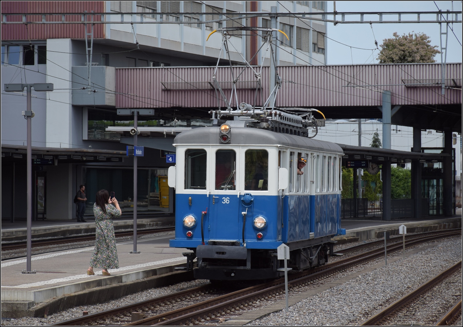 Das Blaue Bähnli VBW BDe 4/4 36 auf der falschen Strecke nach Worb. Noch ein Fototermin in Worblaufen. Leider hat das Blaue Bähnli das Pendler Pintli um nur eine halbe Minute verpasst, das wäre noch spannender geworden. Juni 2023.