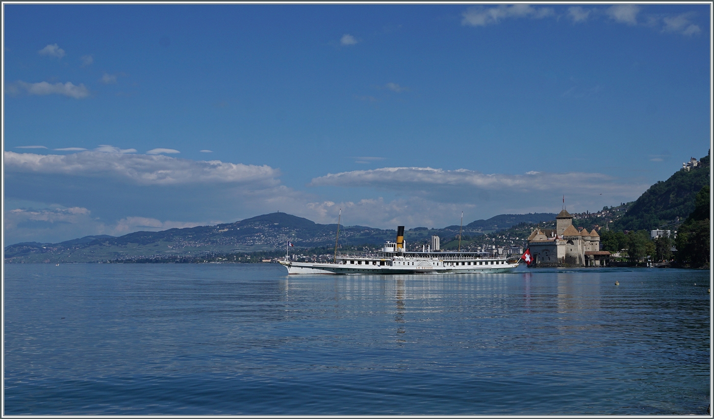 Das CGN Kursschiff  LA SUISSE  ist nach dem An- und Ablegen an der Schiffsanlegestelle Château de Chillon nun auf dem Weg nach Villeneuve.

5. Juni 2024