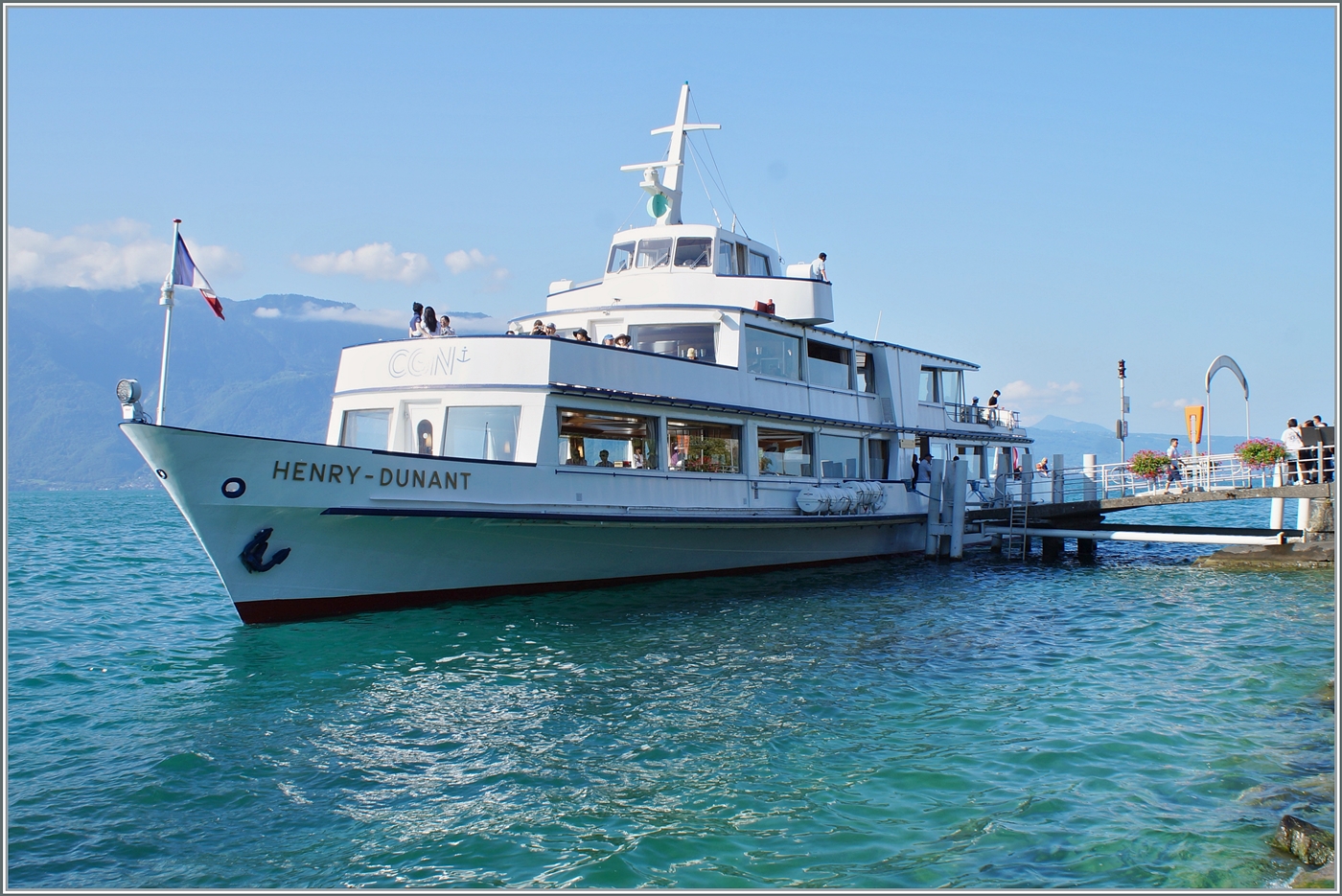 Das CGN Motorschiff HERNY - DUNANT ist auf der Fahrt von Lausanne Ouchy nach St-Gingolph und legt in Rivaz St-Saphorin an. 

16. August 2024