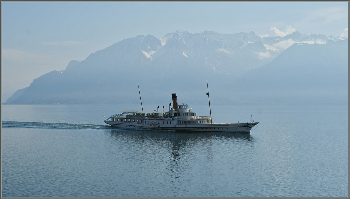 Das Dampfschiff  Montreux  ist auf dem östlichen Genfersee unterwegs. 

20. März 2012