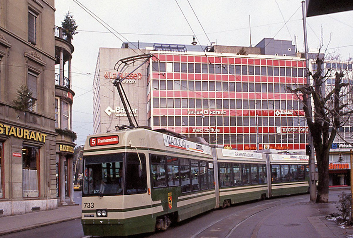 Das Ende naht - die Bernmobil Be4/8 von ACMV Vevey aus dem Jahr 1990: Wagen 733 biegt zum Hirschengraben ein. Die Aufnahme ist auch vom Stadtbild her interessant, da das ganze grosse Haus mit der roten Fassade und den daneben stehenden Versicherungsnamen heute komplett abgebrochen ist. 30.Dezember 1990 