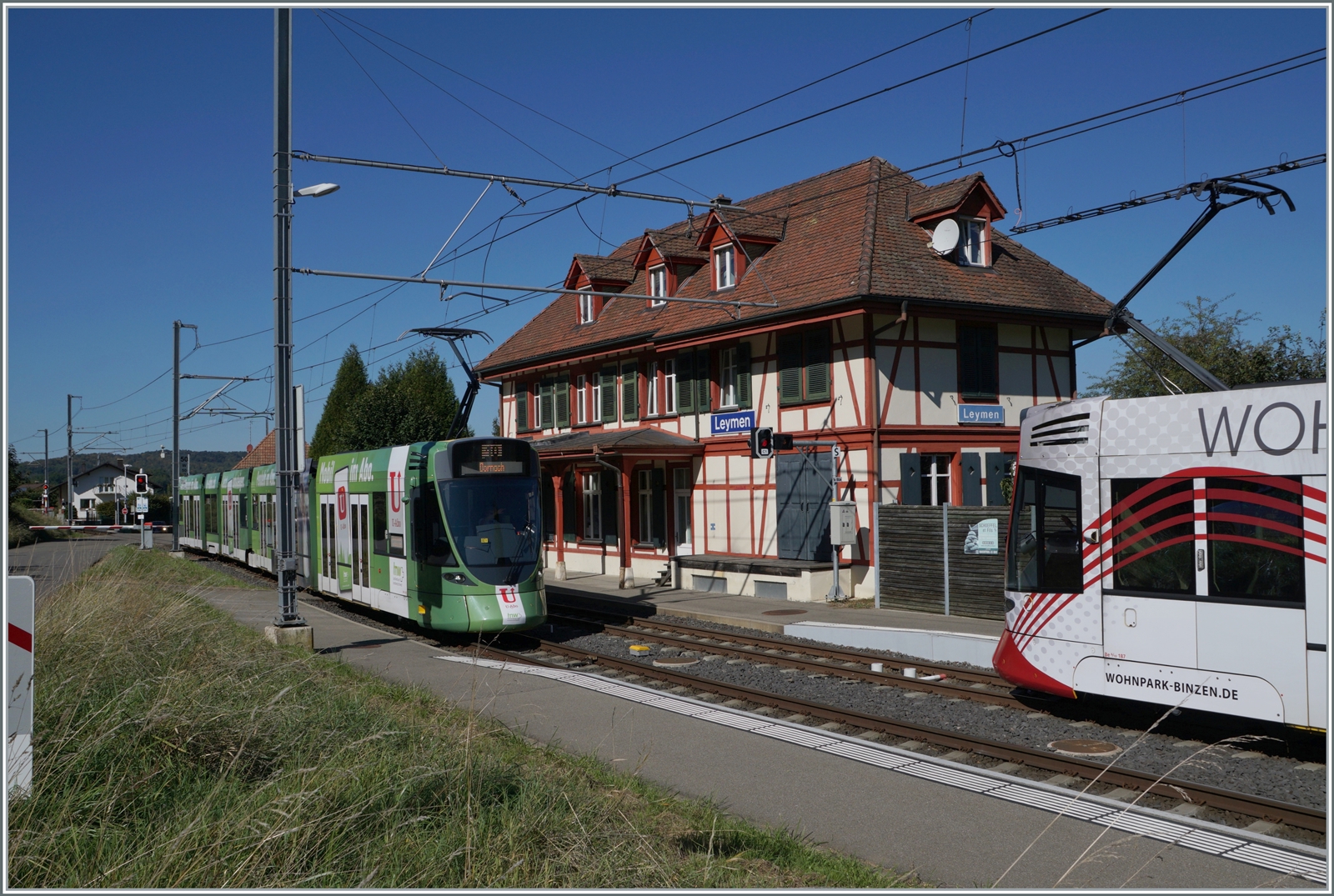 Das Gebäude des Bahnhof von Leymen zeigt sich äussert hübsch. Im Bahnhof selbst kreuzen sich sind BLT Züge nach Rodersdorf und Dornach. 

26. Sept. 2023