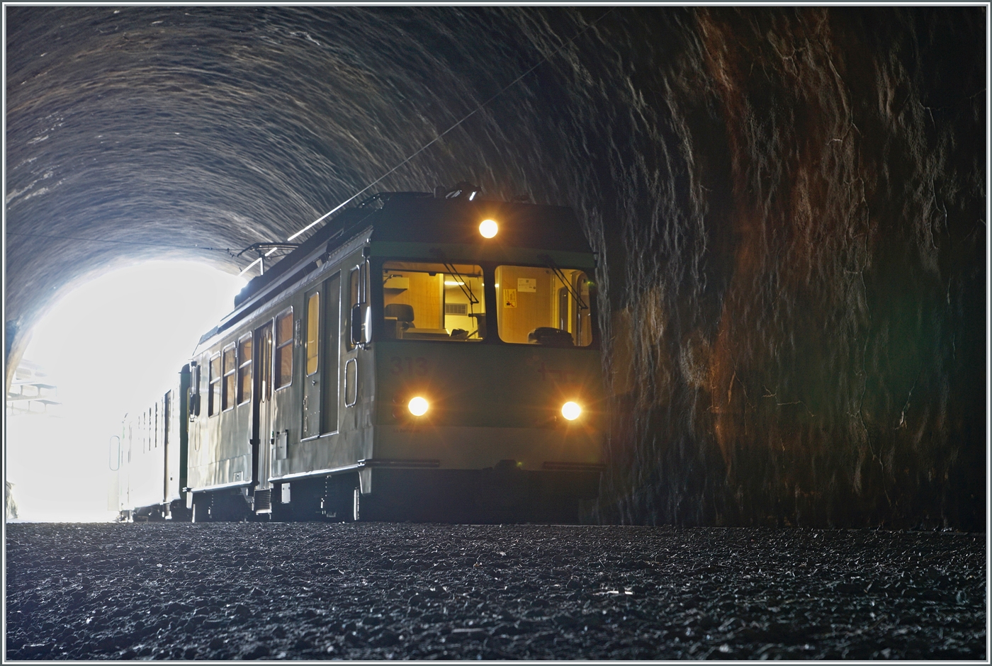 Das hin und wieder zitierte Licht am Ende des Tunnels wurde mir beim diesem Bild zum Verhängnis und überforderte die moderne Technik, indem es weit heller war als mir lieb war. Trotzdem möchte ich dieses Experiment hier zeigen. Denn wann kann man schon einen Zug im Tunnel fotografieren? Das Bild zeit den TPC A-L BDeh 4/4 313 mit Bt, welcher in der Zugsausgangsstation Leysin-Grand-Hôtel auf die Abfahrt als R70 nach Aigle wartet. Und, mein Fotostandort war auf dem Bahnsteig, der hier in den Tunnel reicht.

19. Januar 2026