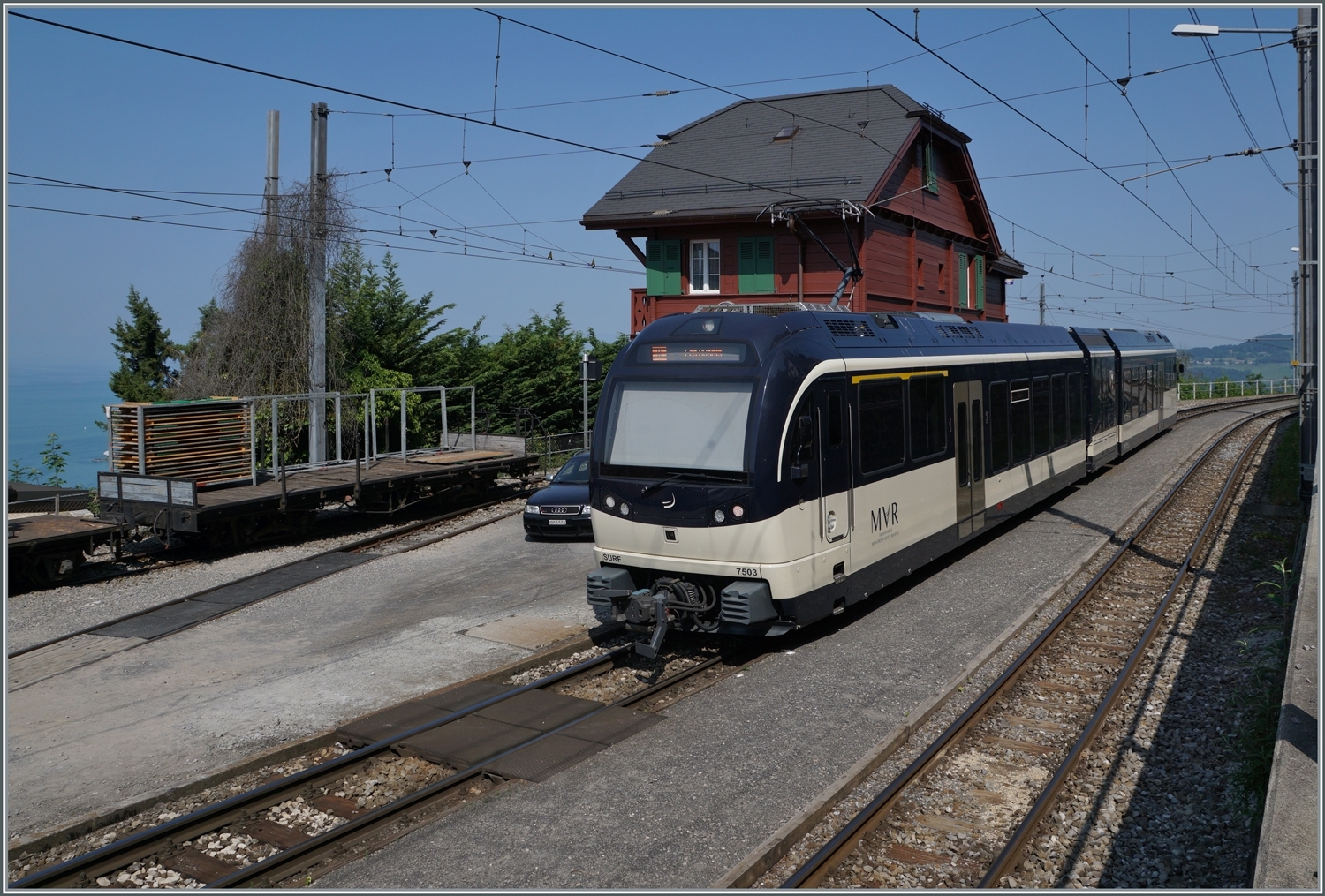 Das hübsch renovierte Bahnhofsgebäude in Chamby mit dem passenden CEV MVR ABeh 2/6 7503  Blonay-Chamby  als Regionalzug nach Les Avants.

29. Mai 2023