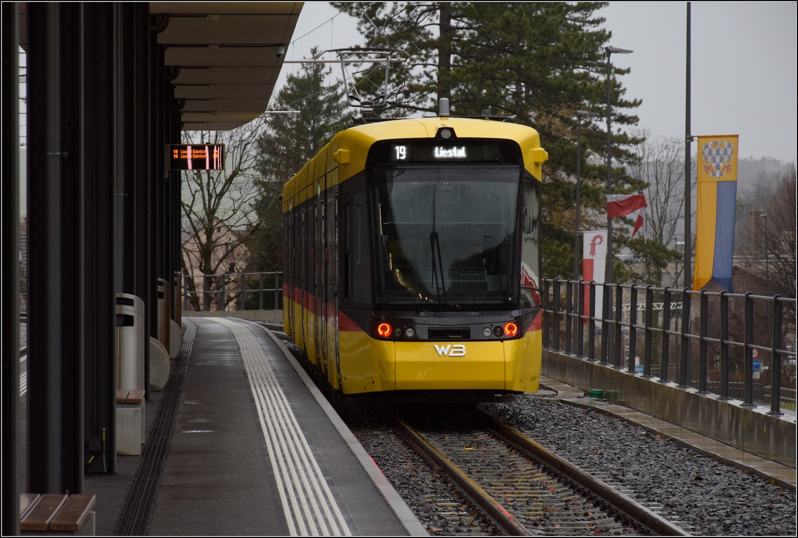 Das neue Waldenburgerli.

Im äußerst nüchternen Bahnhof Waldenburg. Dezember 2022.