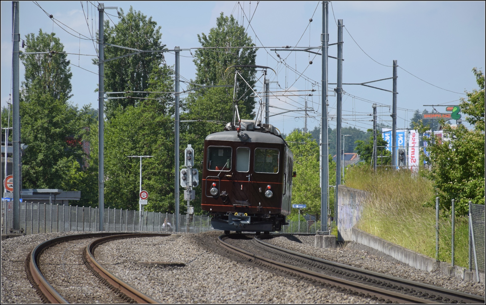 Das Pendler-Pintli Bre 4/4 1001 fährt am Shoppyland vorbei. Schönbühl, Juni 2023.