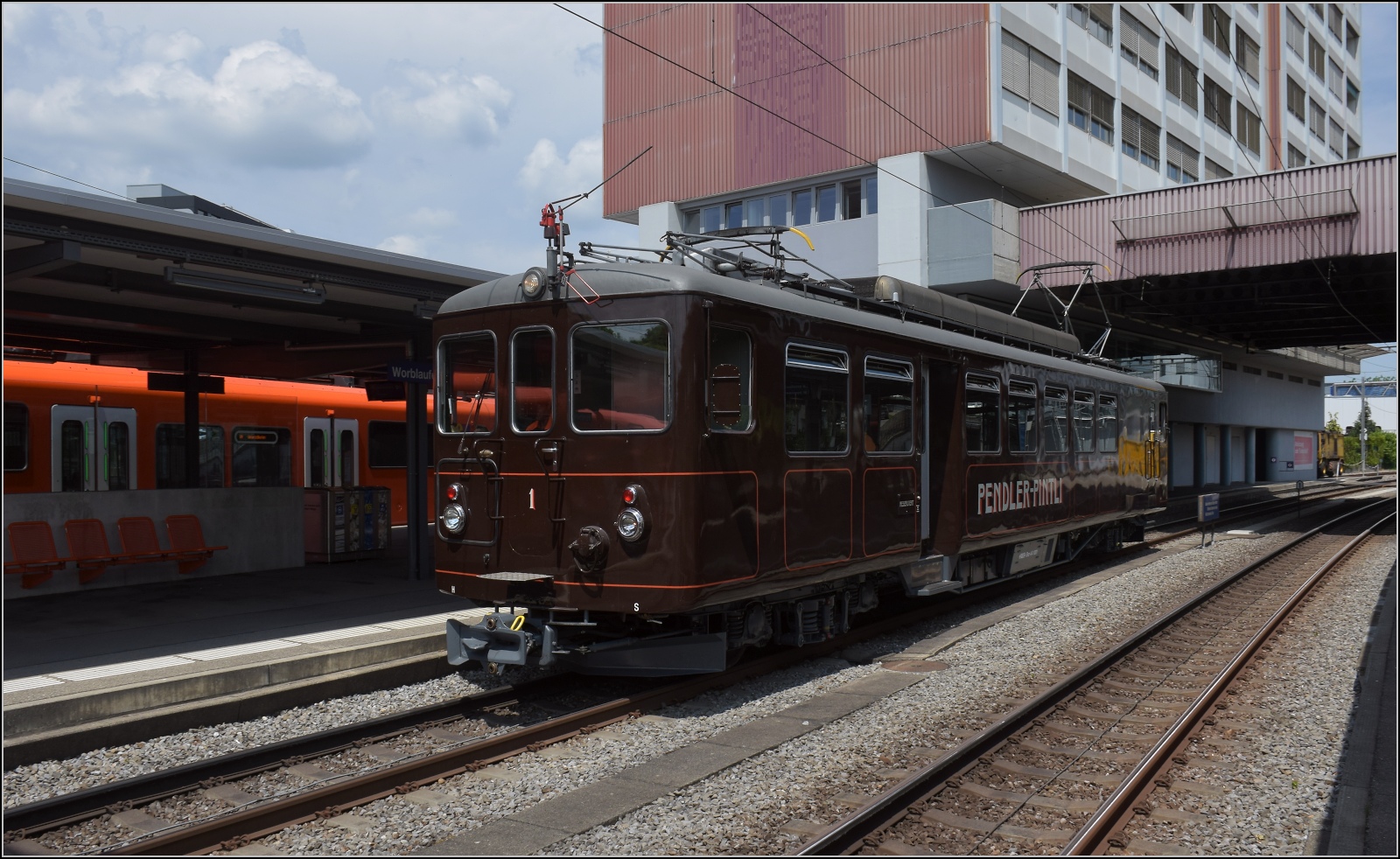 Das rasende Pendler Pintli Bre 4-4 1001 in Worblaufen auf dem Weg nach Bern. Juni 2023.