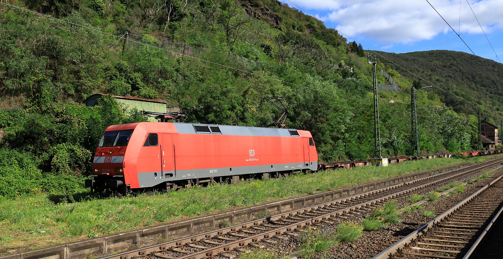 DB 152 013-9 mit Mischer aufgenommen in Kaub am Rhein. 14.09.2023