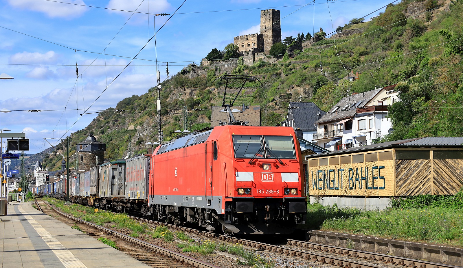 DB 185 269-8 mit Löblein Tragwagenzug. Kaub am Rhein 14.09.2023