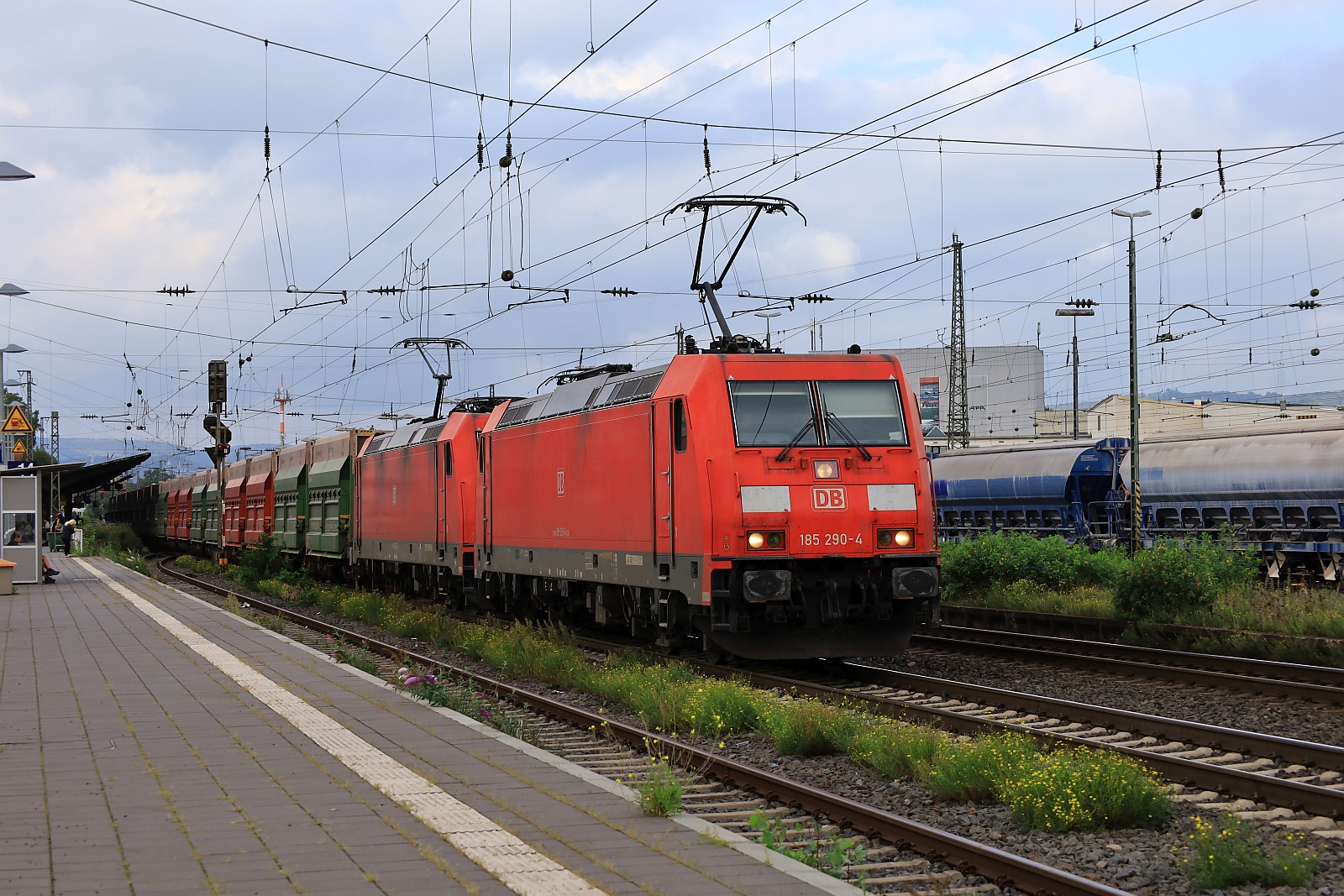 DB 185 290-4, REV/LD X/20.03.15, Verl/LMR9/24.02.23 km Abh, und 185 393-6, REV/BSE9/18.12.17/ mit Güterzug. Neuwied 13.09.2023