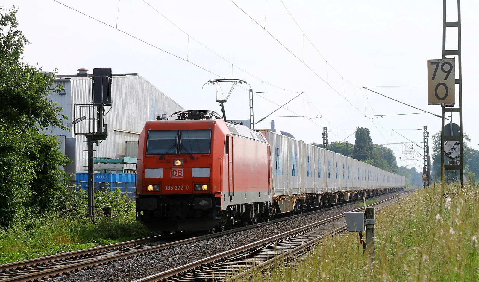 DB 185 372-0 mit CD Containerganzzug, Bü Hohe Straße, Anrath 07.06.2024