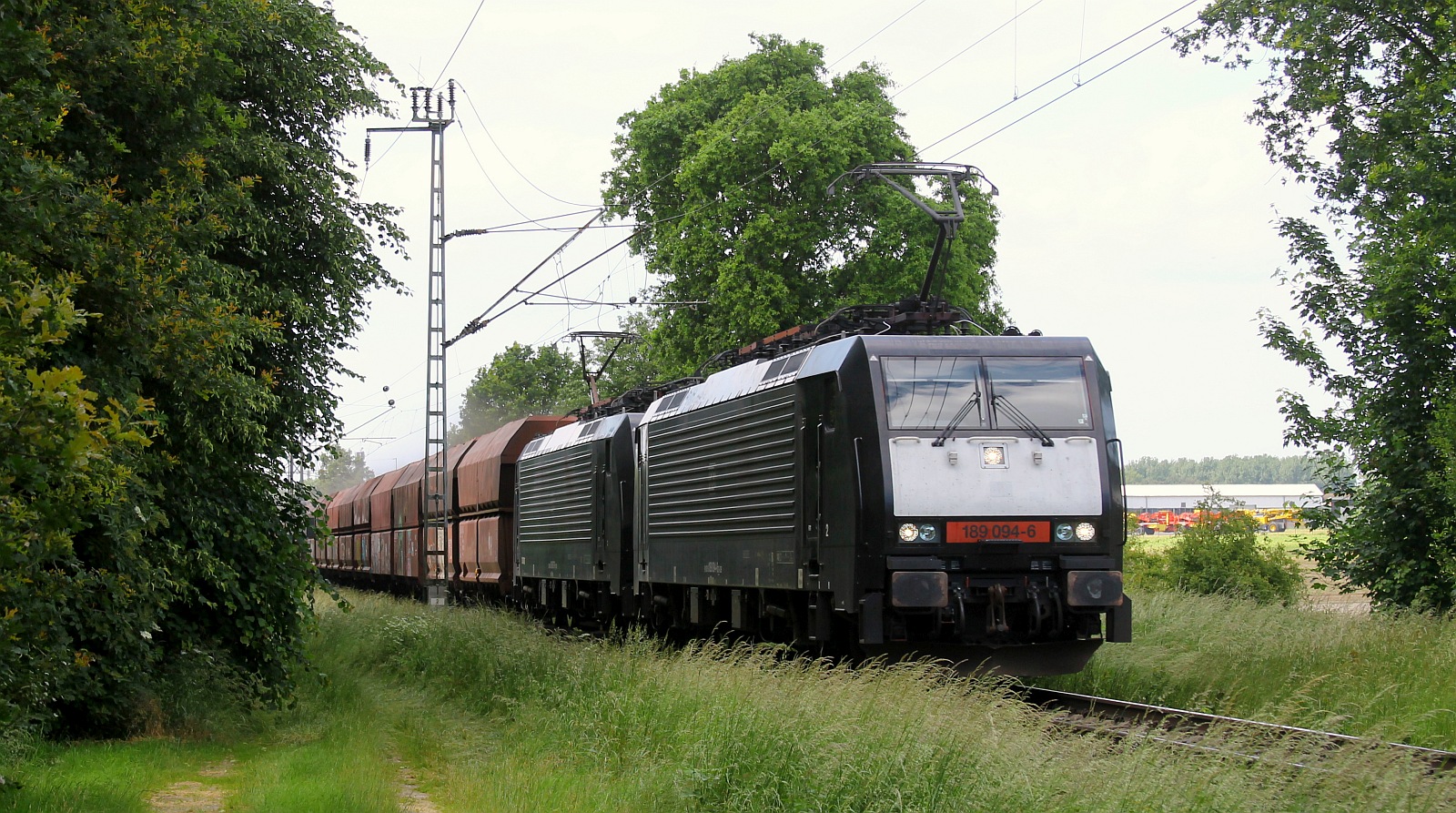 DB 189 094-6 + 189 097 mit Kohlezug bei Boisheim 08.06.2024