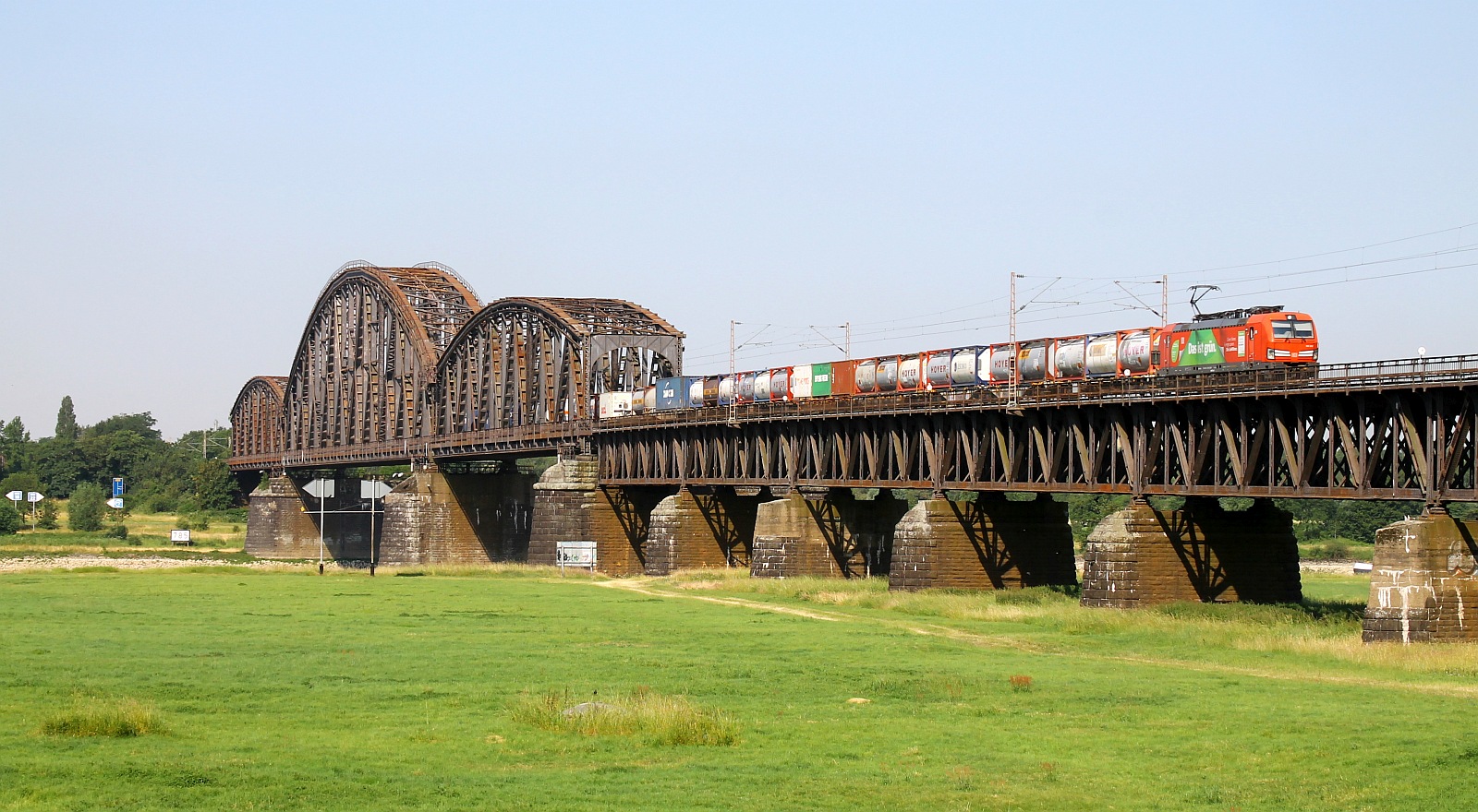 DB 193 331  500  mit Güterzug auf der Haus-Knipp-Brücke in Diusburg 15.06.2023
