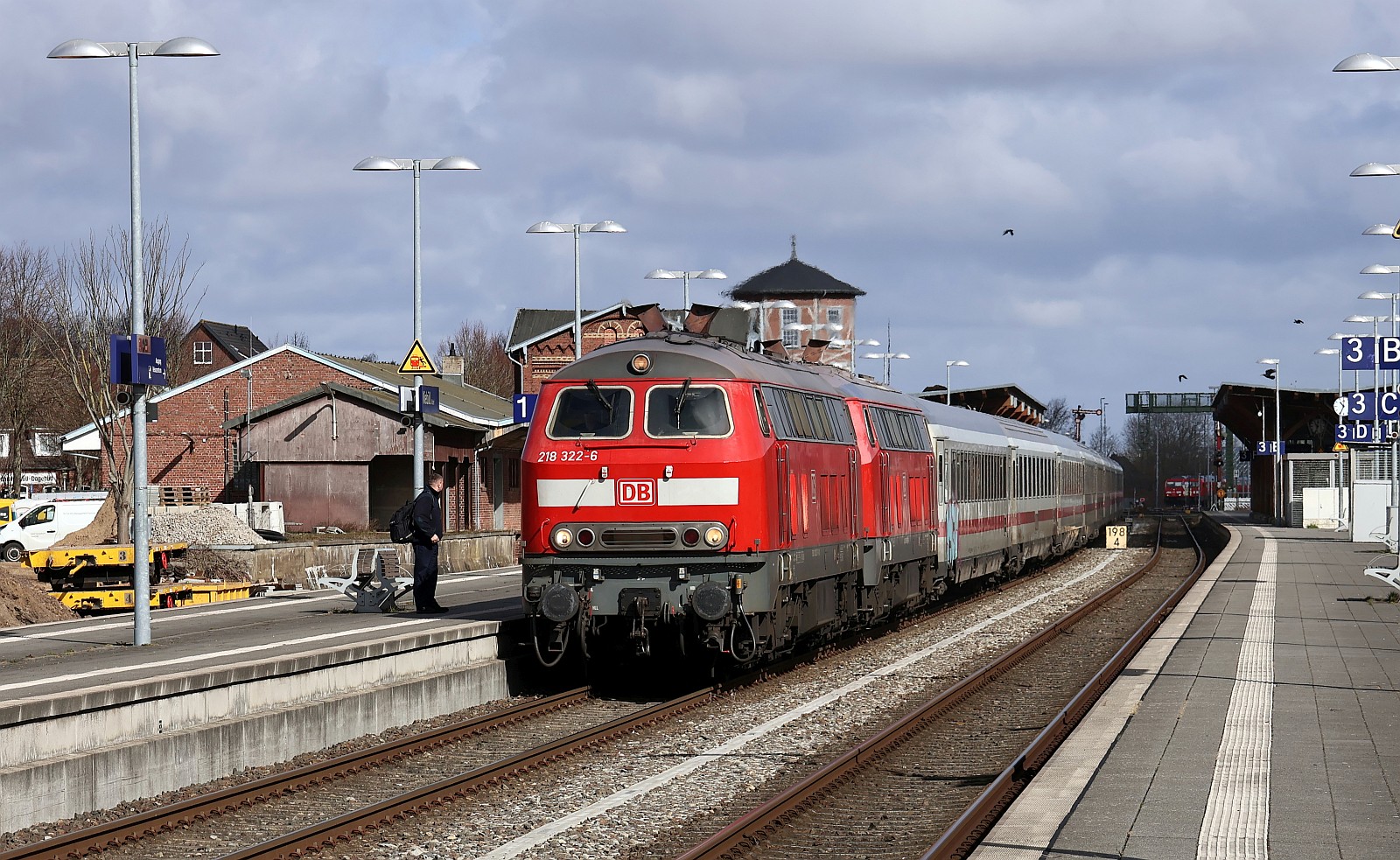 DB 218 322-6 REV/HB X/05.06.18, Verl/LHG 9/29.05.25, Verl/ANB/05.05.26 und 218 835-7 REV/BCS X/22.09.21 (ex DB 218 370-5) mit IC 2311 Einfahrt Niebüll Bahnhof. 27.03.2026
