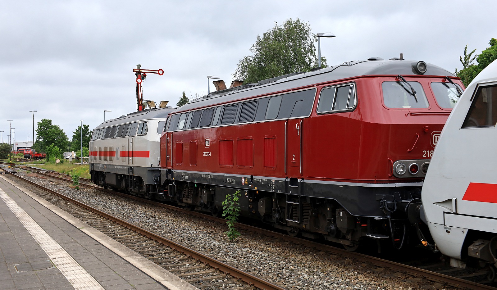 DB 218 341 + 838 rangieren 2 IC Wagen im Bhf Niebll. 03.06.2024