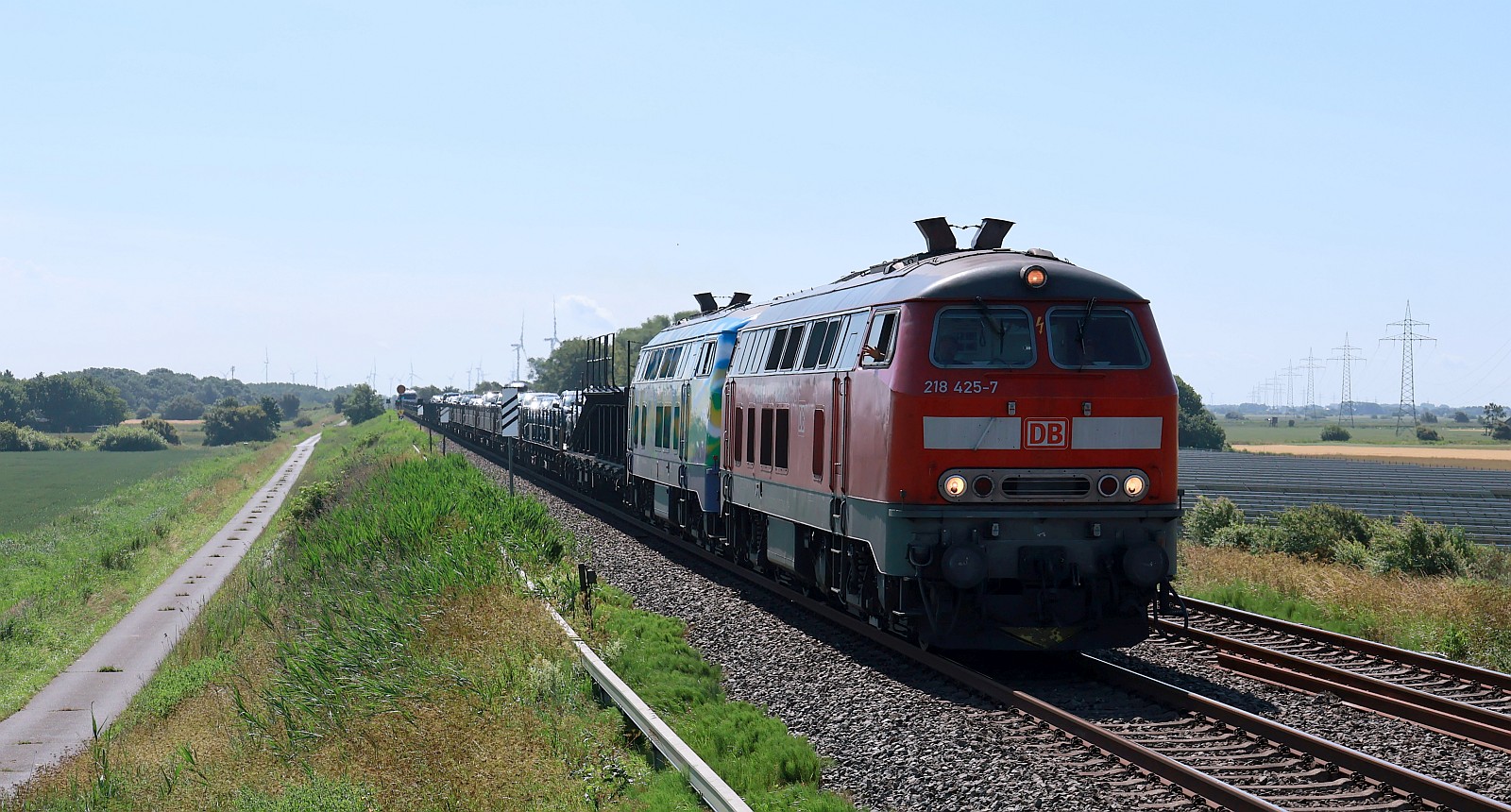 DB 218 425-7 und 218 443-0 mit einem blauen AZS auf dem Weg nach Westerland. Rickelsb�ller Koog 28.06.2026