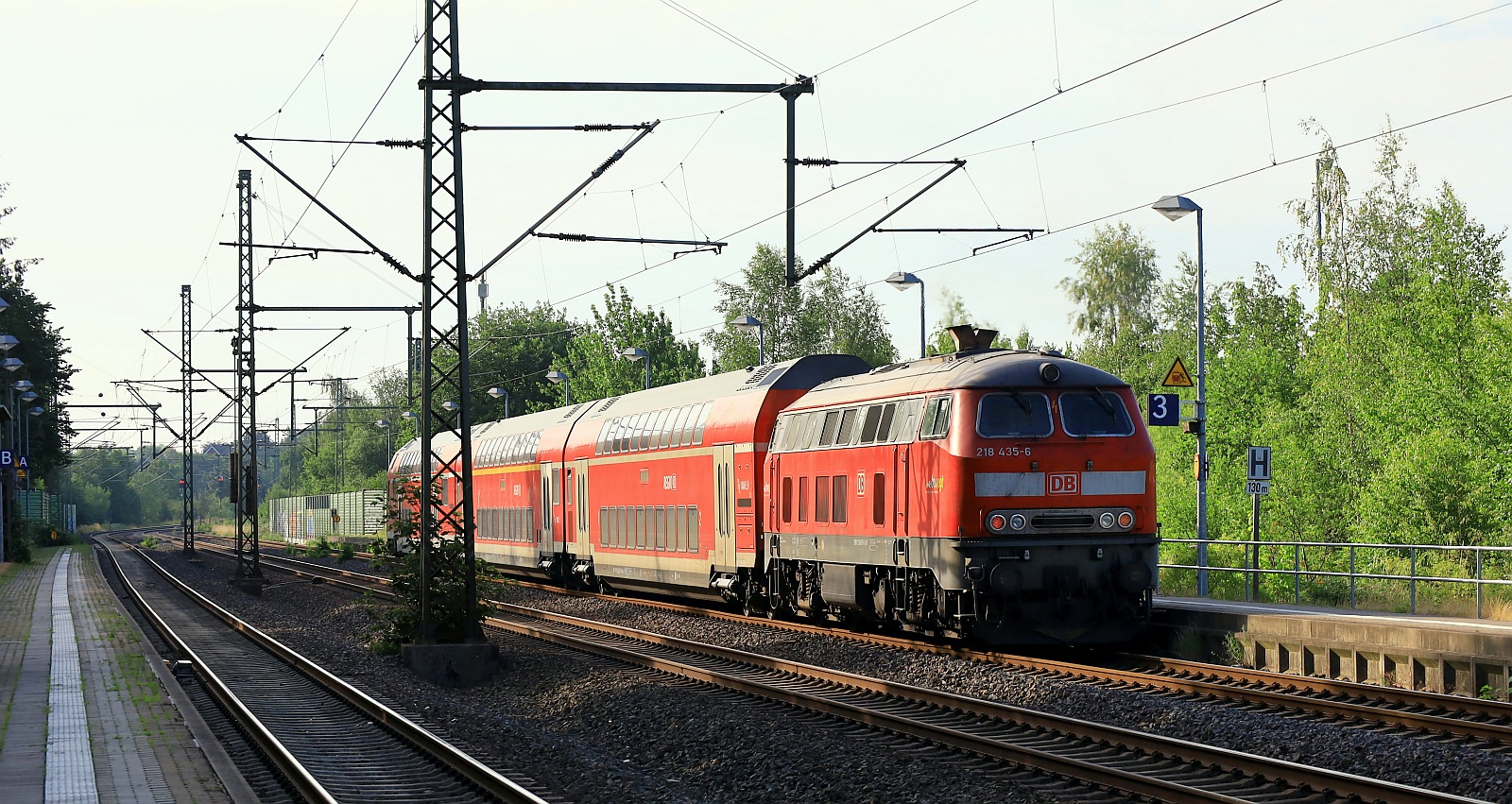 DB 218 435-6 mit dem RE 74 nach Kiel Ausfahrt Schleswig 24.06.2023