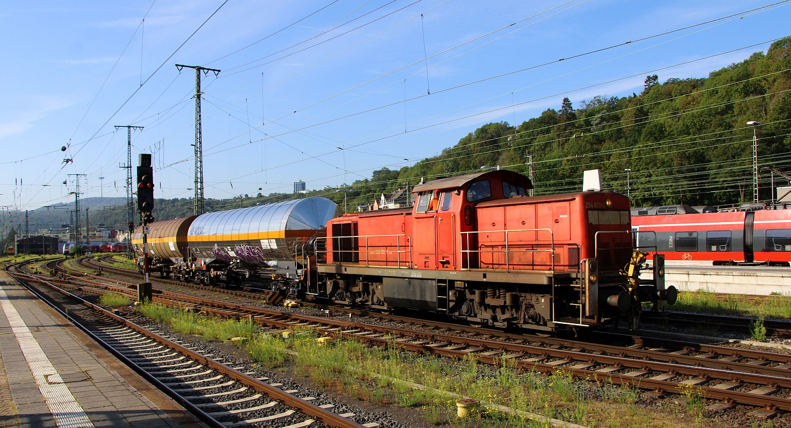 DB 294 899-0 nun mit 2 Kesselwagen Durchfahrt Koblenz Hbf 11.09.2023
