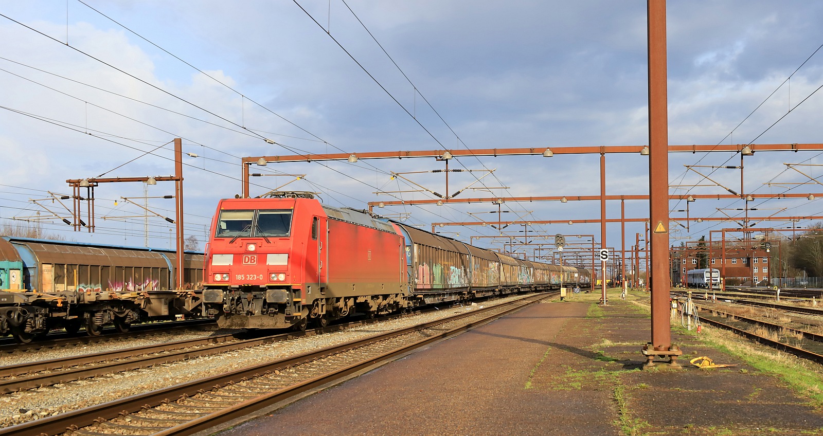 DBCSC 185 323-0 REV/AM9/21.05.23 mit Güterzug Einfahrt Pattburg/DK 16.02.2024