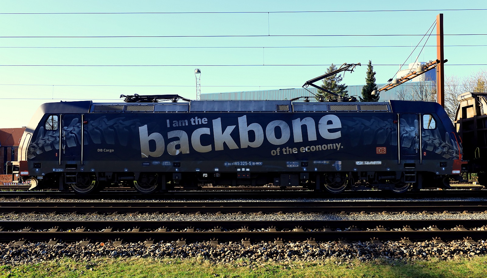 DBCSC 185 325-5  Backbone  , REV/LD X/25.11.15, Verl/AM9/25.11.23 wartet mit ihrem Zug auf Ausfahrt. Pattburg/DK 25.11.2023