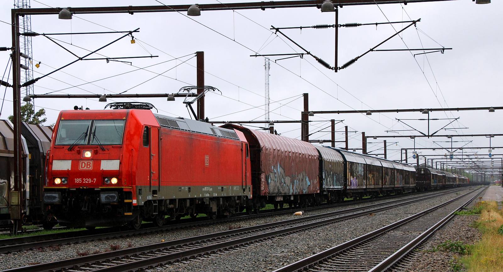 DBCSC 185 329-7 mit langem Mischer wartet auf Ausfahrt in Pattburg/DK. 16.08.2024