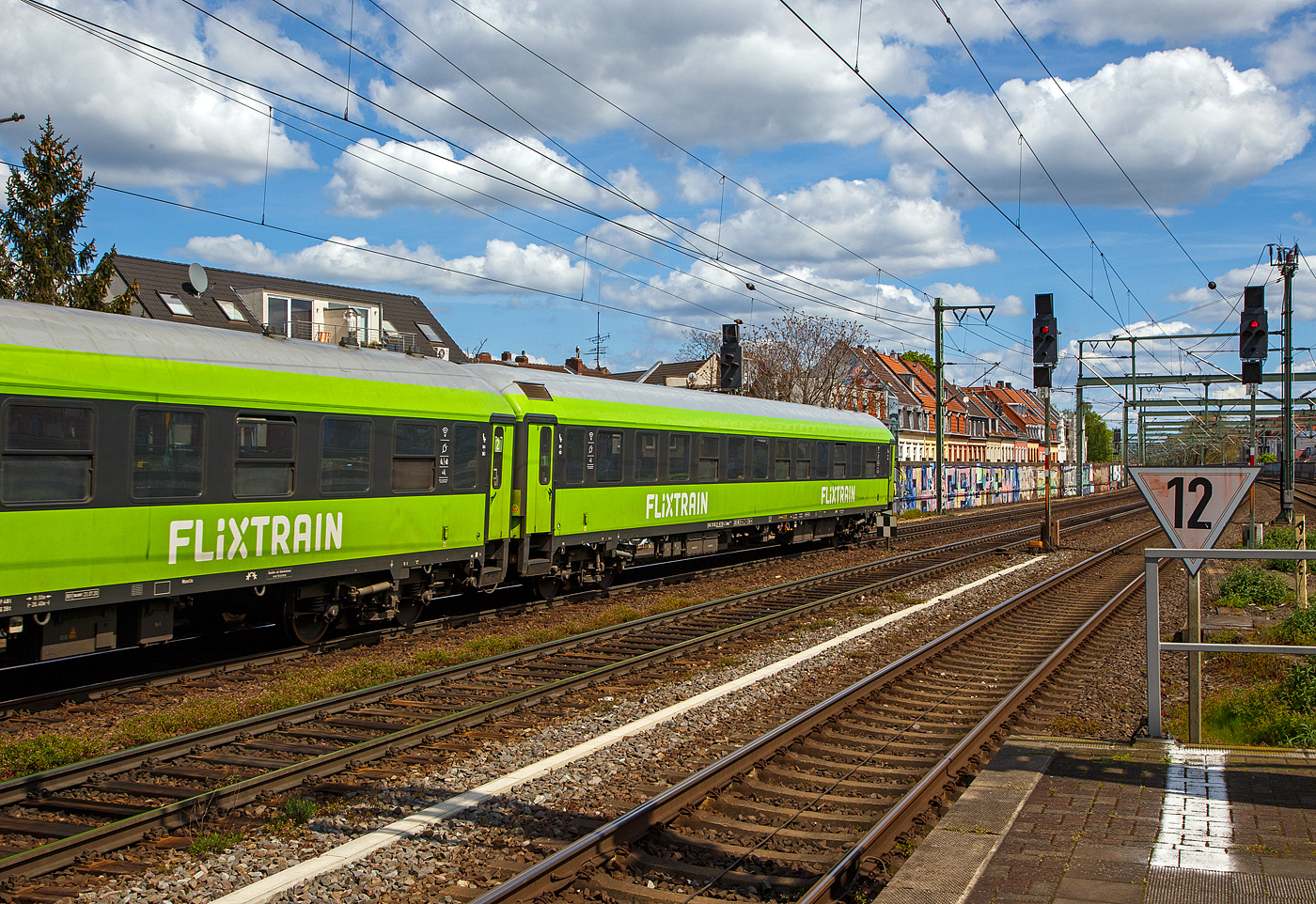 Der 2. Klasse Schnellzugwagen D-TAL 50 84 22-91 718-9 der Gattung/Bauart Bmmz 264.7HF der Firma Talbot Services GmbH vermietet an FlixTrain am 30.04.2023 im Zugverbund, als Wagen 1 vom FlixTrain FLX 1230, bei der Durchfahrt im Bahnhof Köln-Ehrenfeld.