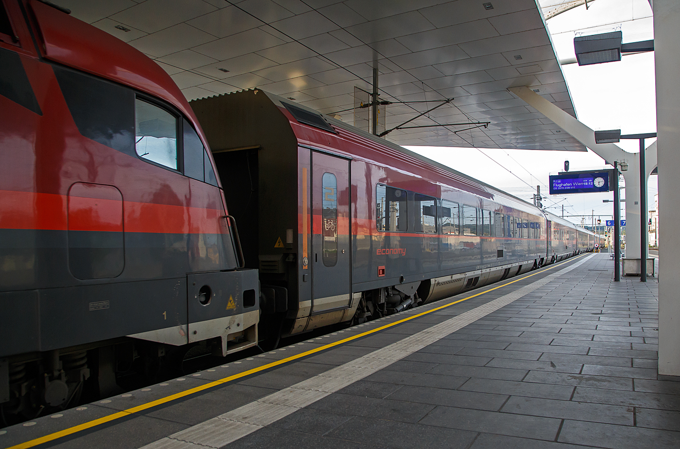 Der 2.Klasse ÖBB-Railjet-Wagen mit Fahrradabteil (economy / 2. Klasse) A-ÖBB 73 81 84-90 135 Bmpvz am 12.09.2022 im Hauptbahnhof Salzburg.

Von diesen Wagen wurden 60 Stück zwischen 2008 und 2016 von Siemens in Wien (ehemals SGP - Simmering-Graz-Pauker AG) gebaut.

Der Wagenkasten ist eine Schweißkonstruktion aus Profilen und Blechen (Differentialbauweise). Die Einzelteile sind mehrheitlich aus Baustahl und ferritischem rostfreien Stahl hergestellt. Der Untergestell-Rahmen ist eine Schweißkonstruktion, bestehend aus gewalzten Stahlprofilen, Abkantprofilen und Stahlblechteilen. Der Untergestell-Rahmen bildet mit den Seitenwänden, dem Dach und den Stirnwänden eine tragende Einheit. Ein Wellblech an der Unterseite dieser Konstruktion schließt das Untergestell ab. An den beiden Wagenenden befinden sich die Kopfstücke für die Aufnahme der Kurzkupplung,

Fahrwerk          
Die Drehgestellfamilie SF400, luftgefederte Laufdrehgestelle, wurde für den Einsatz in lokbespannten Reisezügen im Wendezugbetrieb entwickelt. Optimales Laufverhalten im Hinblick auf Stabilität, Komfort und Entgleisungssicherheit sowie hohe Zuverlässigkeit und niedrige Betriebskosten sind Merkmale dieses Drehgestelltyps.   
Das gegenständliche Drehgestell SF400 ÖBB-railjet ist ein Drehgestell mit drei Bremsscheiben, Magnetschienenbremse (außer Afmpz am WE 2) und ist lauf- und bremstechnisch abgestimmt auf eine max. Betriebsgeschwindigkeit von 230 km/h.                      

TECHNISCHE DATEN (Bmpvz): 
Spurweite 1.435 mm
Länge über Puffer: 26.500 mm
Drehzapfenabstand: 19.000 mm 
Achsabstand im Drehgestell: 2.500 mm 
Raddurchmesser: 920 mm (neu) / 860 mm (abgenutzt)
Drehgestell: SF400
Wagenhöhe über SO: 4.050 mm
Wagenbreite: 2.825 mm
Fußbodenhöhe Abteil über SO: 1.250 mm
Lichte Weite Einstieg: 2 x 850 mm
Lichte Weite Übergang: 1.100 mm
Bremsanlage: 3 Scheiben pro Achse + Mg
Höchstgeschwindigkeit: 230 km/h (lauftechnisch 250 km/h möglich)
Min. Kurvenradius: 150 m
Eigengewicht: 50  t
Sitzplätze: 72 (2.Klasse) im Großraumabteil
Fahrradabstellplätze: 5
Toiletten: 1 (Rollstuhlgerecht)
Besonderheit: Kinderkino & Familienzone
Bremse: KE-PR-Mg (D) 
Bremsanlage: 3 Scheiben pro Achse + Mg