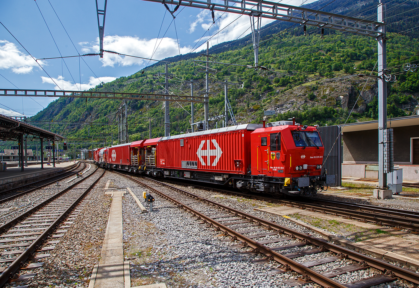 Der 4-teilige Lösch- und Rettungszug  „Brig“ (ein vierteiliger LRZ 18) der SBB Infrastruktur erreicht am 25.05.2023 seinen Heimatbahnhof Brig.

Der Lösch- und Rettungszug wurde 2018 für die SBB Infrastruktur, Depot Brig, gebaut und besteht aus dem:
Rettungsfahrzeug 1 - Xtmas 99 85 9174 023-3 CH-SBBI;
Rettungsfahrzeug 2 - Xtmas 99 85 9174 013-4 CH-SBBI;
Tanklöschwagen - Xans 99 85 9375 013-1 CH-SBBI; sowie
Gerätefahrzeug - Xtmas 99 85 9177 013-1 CH-SBBI

Die neuste Generation der Lösch- und Rettungszüge (LRZ 2018) ist vierteilig und besteht aus einem Tanklöschwagen, einem Gerätefahrzeug und zwei Rettungsfahrzeugen. Der Antrieb erfolgt mit je zwei MTU-Dieselpowerpacks (6-Zylinder Turbo geladener Dieselmotor von MTU, Partikelfilter, Turbogetriebe mit eingebauten Retarder und Kühlsystem) nach EU-Abgas-Emissionsstufe IIIA Norm, mit je 390 kW Leistung über die beiden Rettungs- sowie das Gerätefahrzeug. Der Lösch- und Rettungszug hat so eine installierte Gesamtleistung von 2.340 kW (6 x 390 kW), eine Höchstgeschwindigkeit von 100 km/h und kann Anhängelasten von 940 Tonnen bei einer Steigung von 27 Promille bewegen, in der Ebene sogar mit einem Gewicht von über 1.600 t. Der gesamte Atemluftvorrat des Zuges beträgt 1.980.000 Normliter und wird in 132 Speicherflaschen, die ein Volumen von 50 Litern haben, mit 300 Bar Druck gelagert. An verschiedenen Orten in den Innenräumen und auf den Plattformen sind Anschlüsse für die Atemluftversorgung vorhanden. Daran können separate Atemschutzmasken oder das tragbare Atemschutzgerät mit Geber- und Nehmerschlauch angeschlossen werden. Alle Führerstandkabinen sind druckdicht und verfügen über eine Atemluftversorgung, welche einen Überdruck erzeugt. In den Führerstandkabinen des Gerätefahrzeugs und des Tanklöschwagens ist zusätzlich ein Bedienpult für die Feuerlöschtechnik eingebaut.

Zwischen 4 und 5 Stunden  ist ein autonomer Betrieb des LRZ möglich.

Im Einsatz wird der Zug in zwei Einheiten geteilt. Die erste Einheit aus Gerätefahrzeug und Tanklöschwagen dient der Feuerbekämpfung und dem Bergungsarbeiten. Die zweite Einheit, bestehend aus zwei Rettungsfahrzeugen übernimmt im Shuttleverkehr den Personentransport zu einem sicheren Ort.
