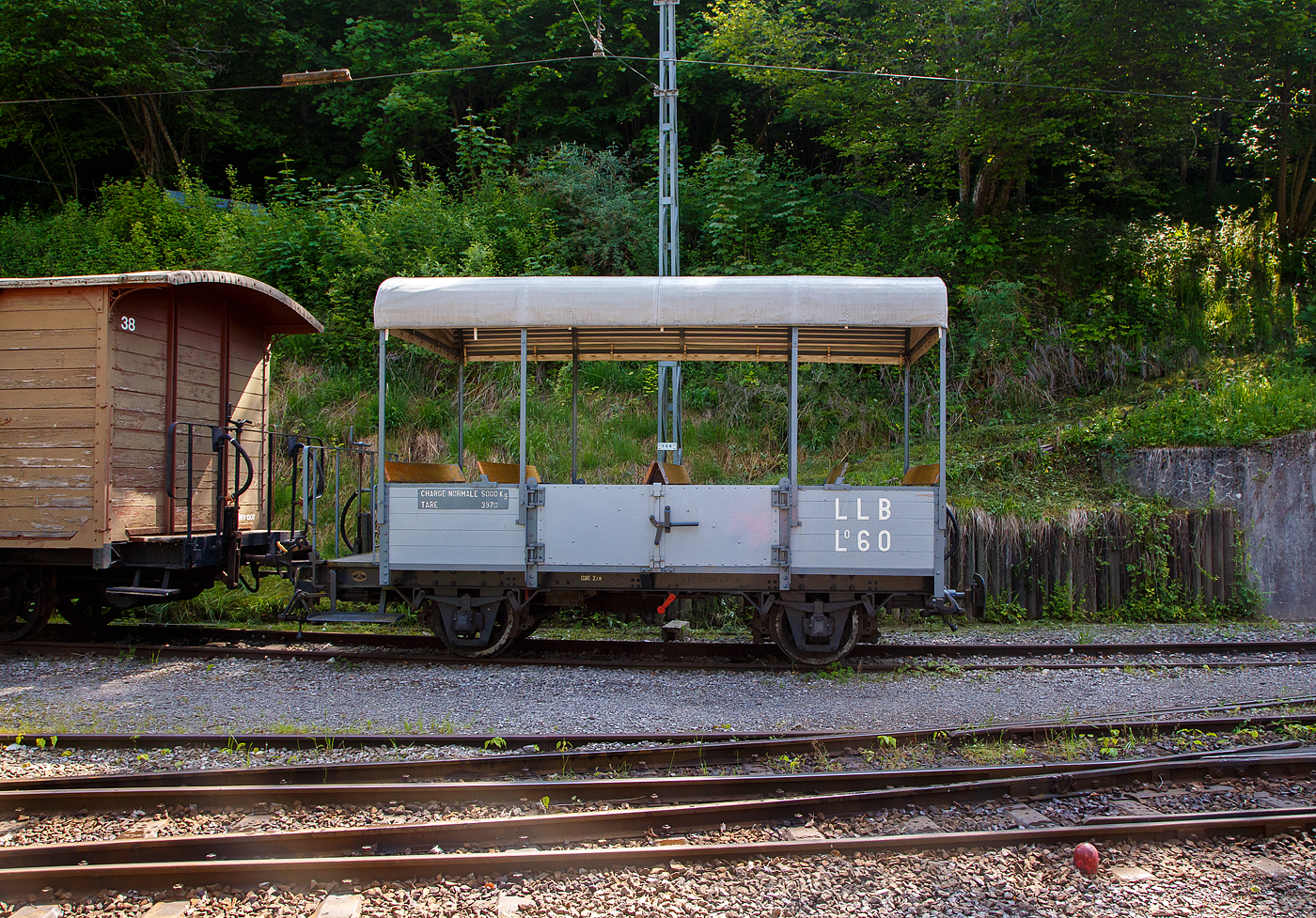 Der „kleine“ zweiachsige Behelfs-Personenwagen (Sommerwagen) ex LLB L 60 der Museumsbahn Blonay–Chamby am 27.05.2023 auf dem Museums-Areal der (BC) in Chaulin. Eigentlich ein Gterwagen (Flachwagen) mit aufgesetzten Sitzbnken.

Der Wagen wurde 1915 von SWS Schlieren (Schweizerische Wagons- und Aufzgefabrik AG) fr die LLB (Leuk-Leukerbad-Bahn, franzsisch Chemin de fer Loche-Loche-les-Bains) gebaut und geliefert. Bereits 1967 ging er an die Museumsbahn Blonay–Chamby und wurde 2015 von der BC umfassend restauriert. 

TECHNISCHE DATEN:
Spurweite: 1.000 mm (Meterspur)
Achsanzahl: 2
Lnge ber Puffer: 5.800 mm
Achsabstand: 2.700 mm
Breite: 2.000 mm
Laufraddurchmesser: 660 mm (neu)
Teilkreis- Bremszahnrad: 496,8 mm (Zahnstangensystem Abt)
Eigengewicht: 3.970 kg
Nutzlast: 5.000 kg