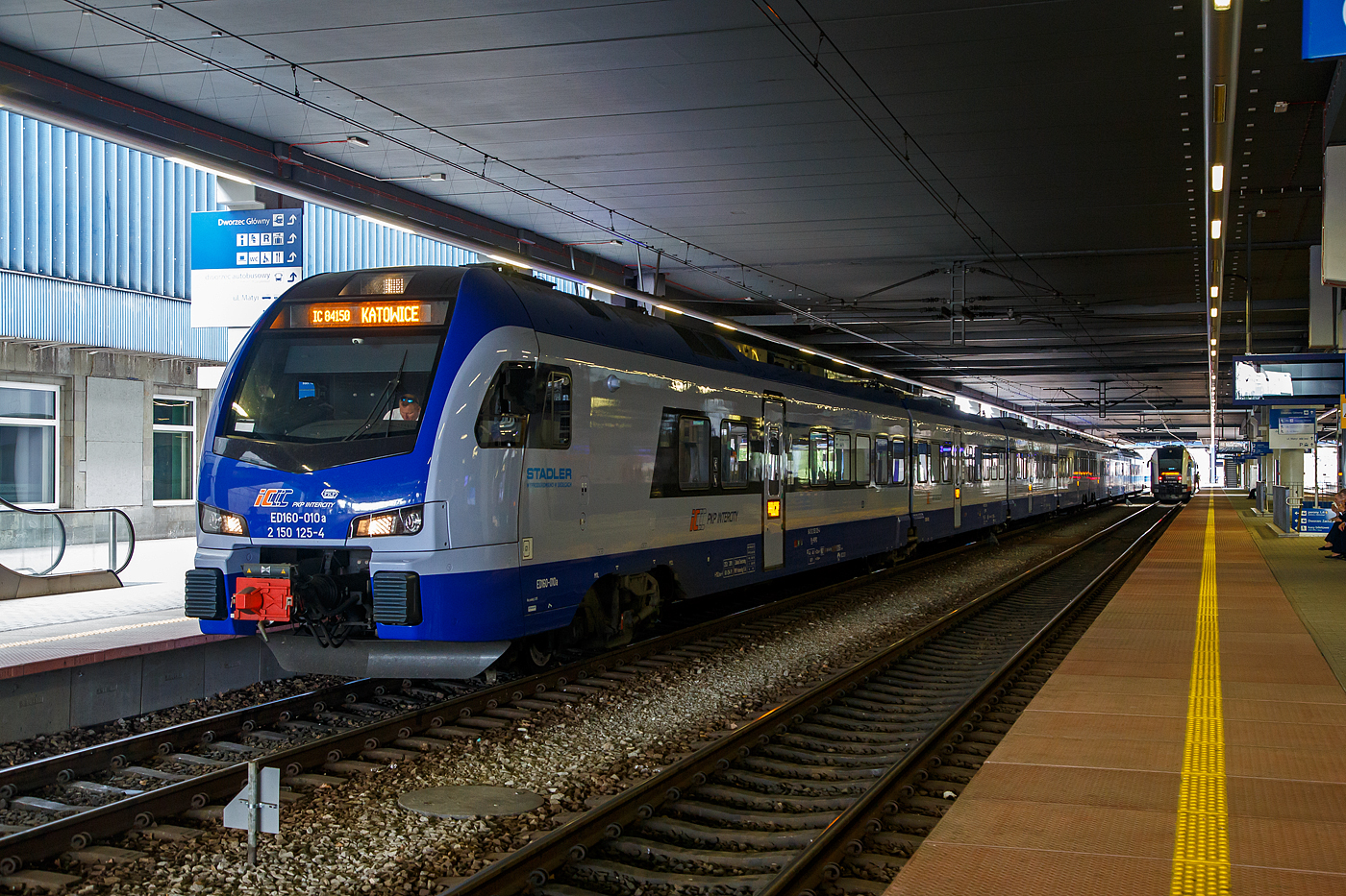 Der achtteilige Stadler Flirt 3, ED160-010 (2 150 125 -4) der PKP IC (Polskie Koleje Państwowe) am 25 Juni 2017 als IC 84150 nach Katowice im Hbf Posen (Poznań Główny).

Im November 2013 bestellte PKP Intercity 20 achtteilige Elektro-Mehrfach-FLIRTs von dem Lieferkonsortium Stadler Polska Sp. zoo. und Newag SA. Stadler wird auch für die technische Wartung der Fahrzeuge für 15 Jahre verantwortlich sein. Die Züge sind für die IC-Verbindungen Warschau, Szczecin, Gdynia, Olsztyn, Kattowitz und Krakau. 

Die Triebzüge sind für eine Geschwindigkeit von 160 km/h ausgelegt und mit ETCS Level 2 ausgestattet. Die Züge, die völlig barrierefrei sind, verfügen über erste und zweite Klasse Abteile, sowie ein Bistro. Der großzügige, klimatisierte Innenraum ermöglicht es den Fahrgästen, bequem zu reisen. Ein visuelles und akustisches Fahrgastinformationssystem bietet Reisenden relevante Informationen.

Die beiden Fahrzeugenden ruhen auf den Triebdrehgestellen, dann folgen 3 Jakobs-Drehgestelle, das Ende des 4. und der Anfang des 5. Wagenteils ruhen jeweils auf einem Lauf-Drehgestell.

TECHNISCHE DATEN:
Anzahl der Fahrzeuge: 20
Baujahr/Inbetriebnahme: 2015
Spurweite: 1.435 mm (Normalspur)
Achsanordnung: Bo '2' 2 '2' 2 '+ 2' 2 '2' 2 'Bo'
Länge über Kupplung: 152.900 mm
Fahrzeugbreite: 2.820 mm
Fahrzeughöhe: 4.120 mm
Leergewicht: 257 t
Achsabstand in den Motor-Drehgestellen (2 Stück): 2.500 mm
Achsabstand in den Jacobs-Drehgestellen (6 Stück): 2.700 mm
Achsabstand in den Lauf-Drehgestellen (2 Stück): 2.500 mm
Treibraddurchmesser (neu): 920 mm
Laufraddurchmesser (neu) der Jacobs-Drehgestelle: 760 mm
Laufraddurchmesser (neu) der Lauf-Drehgestelle: 920 mm
Dauerleistung am Rad: 2.000 kW
Max. Leistung am Rad: 3.000 kW
Höchstgeschwindigkeit: 160 km/h
Stromsystem: 3 kV DC
Startbeschleunigung, brutto: 0,6 m/s²
Sitzplätze: 60 Erste Klasse / 294 Zweite Klasse + 6 Klappsitze