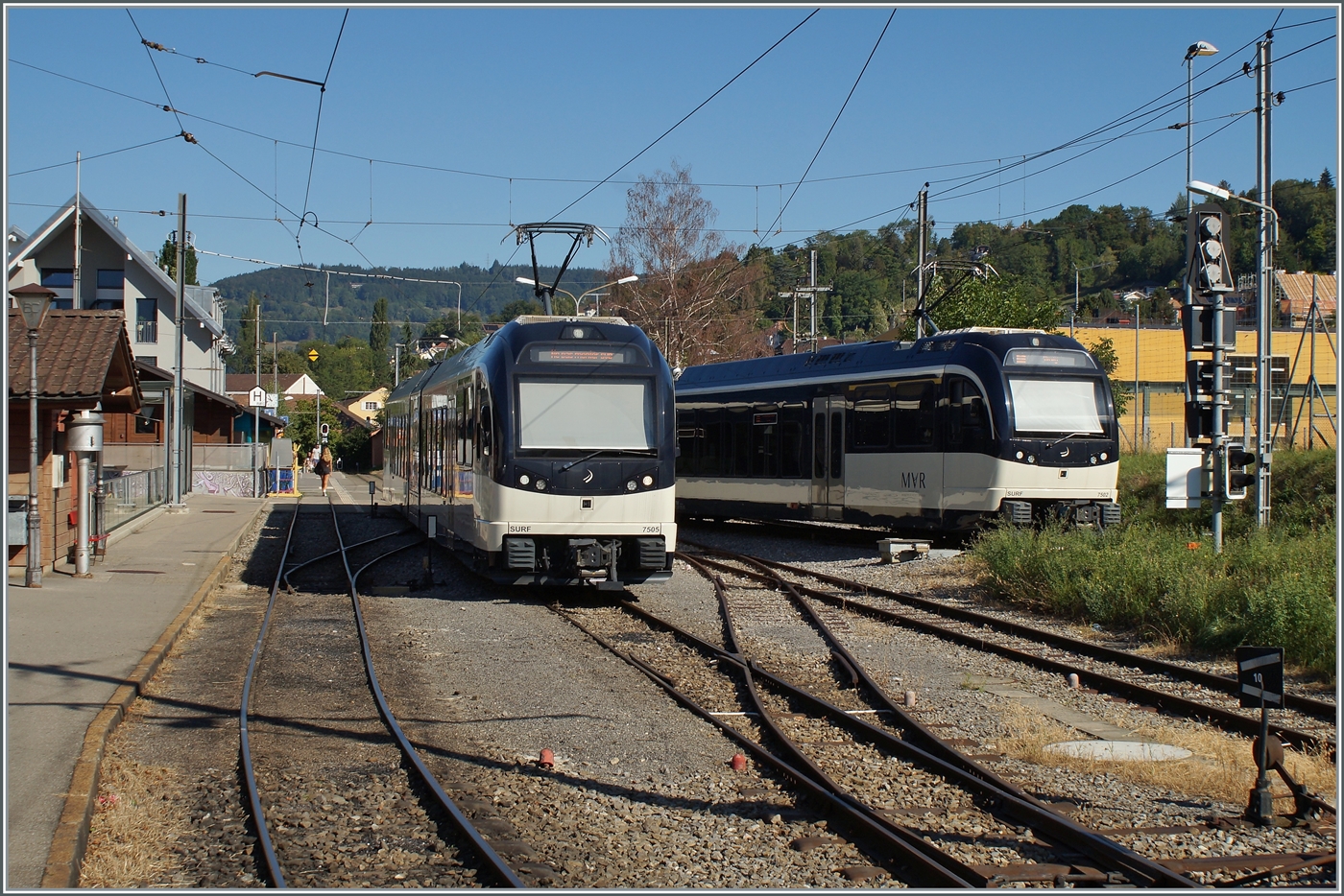 Der auf dem vorherigen Bild gesuchte ABeh 2/6 7502 von Les Pléiades nach Blonay erreicht nun den Bahnhof von Blonay. Links im Bild der ABeh 2/6 7505. 

22. Aug. 2022