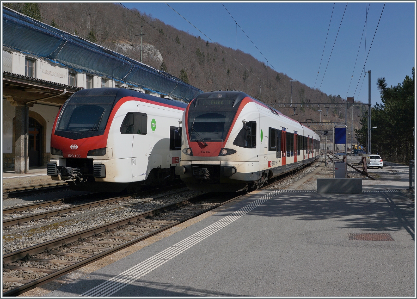 Der aus Aigle in Vallorbe eintreffende SBB Flirt RABe 523 027 und der abgestellte Flirt 3 RABe 523 103 bilden eine guten Vergleich der beiden verschiedenen Flirt-Bauarten.

24. März 2022