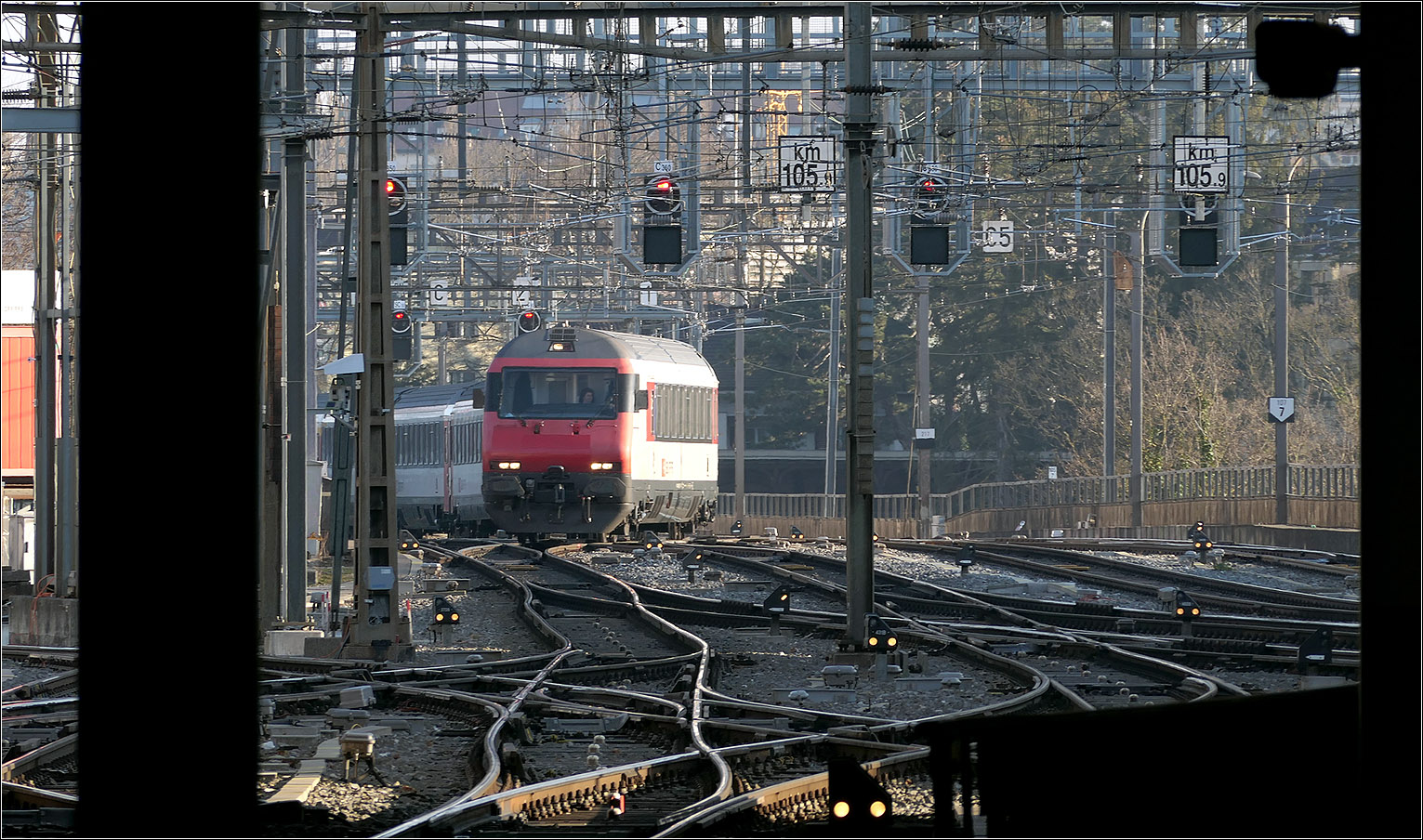Der Bahnhof Bern - 

Die nördliche Einfahrt in den Bahnhof Bern mit einem IC auf dem Lorraineviadukt, der sich über mehrere Weichen bis zu seiner Einfahrt auf Gleis 12? quälen muss.

07.03.2025 